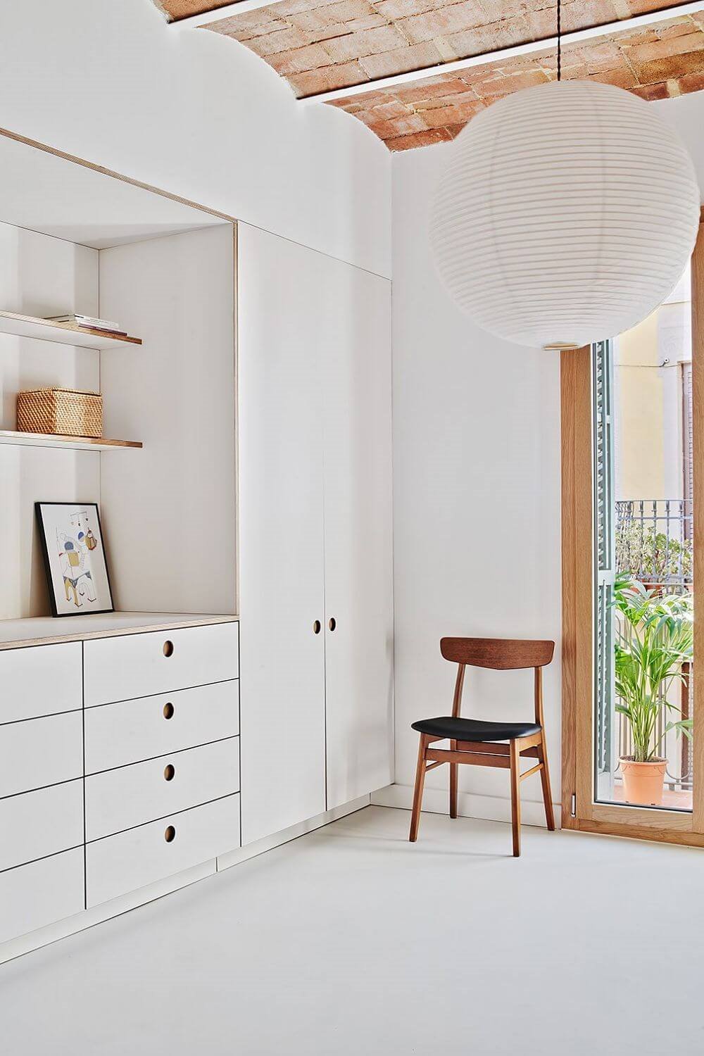 Dormitorio con ventana, bóveda catalana y mueble de almacenamiento