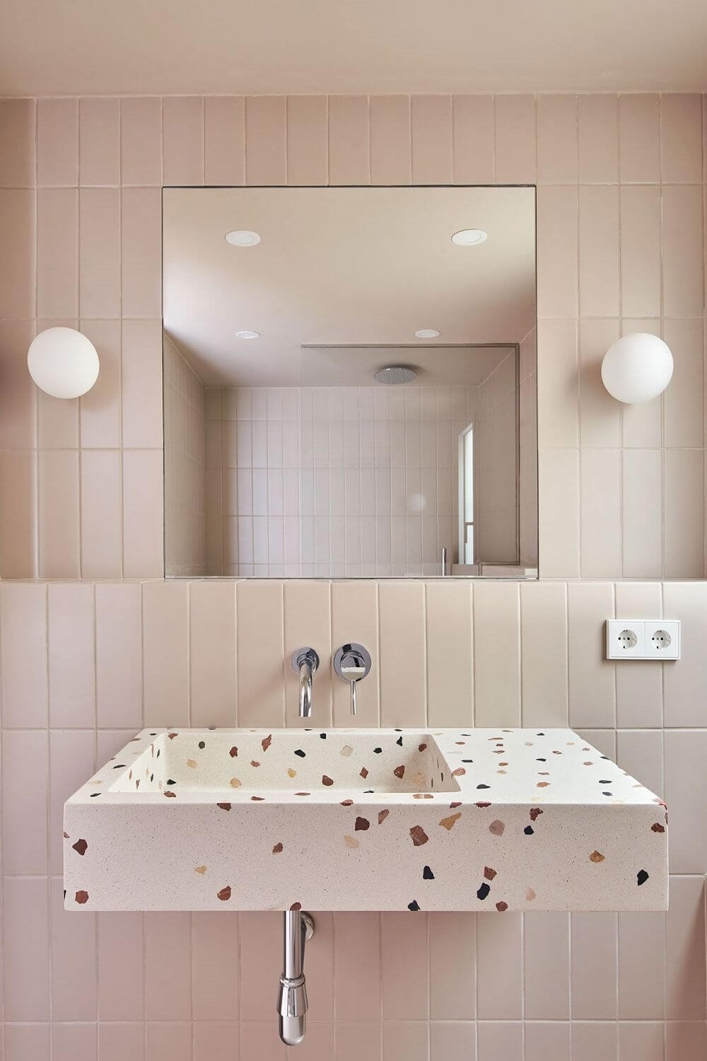Lavabo suspendido en cuarto de baño