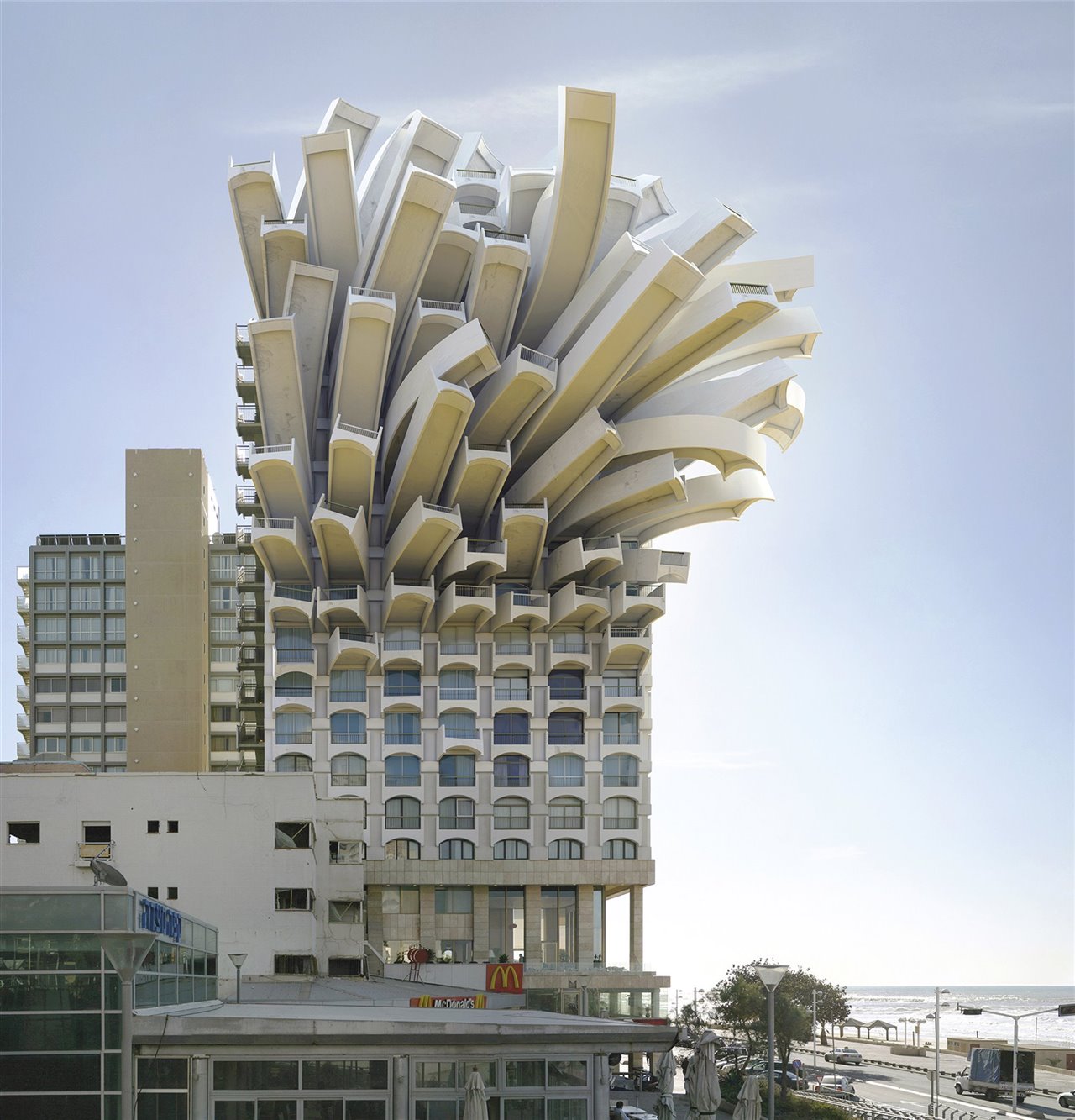 La obra Medusa recrea un edificio de la ciudad de Tel Aviv que se convierte en tentáculos en la parte superior