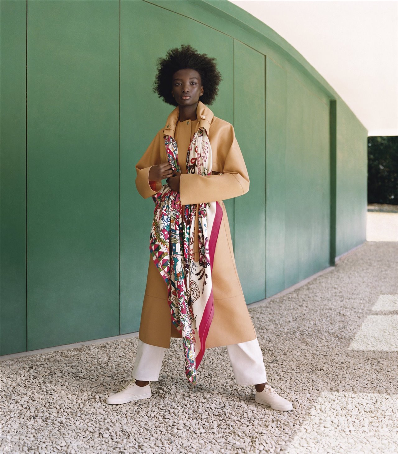 Dos carrées de 140 cm de cachemira y seda: L’Épopeé d’Hermès, diseño de Jan Bajtlik, y En attendant Ulysse, de Florence Manlik. Todas las piezas son de la colección Primavera/Verano 2021.