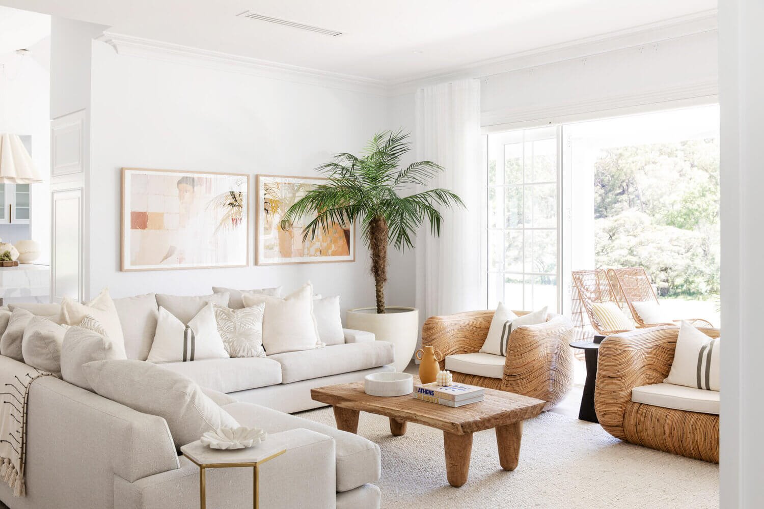 Salón en blanco y madera de una casa en Australia