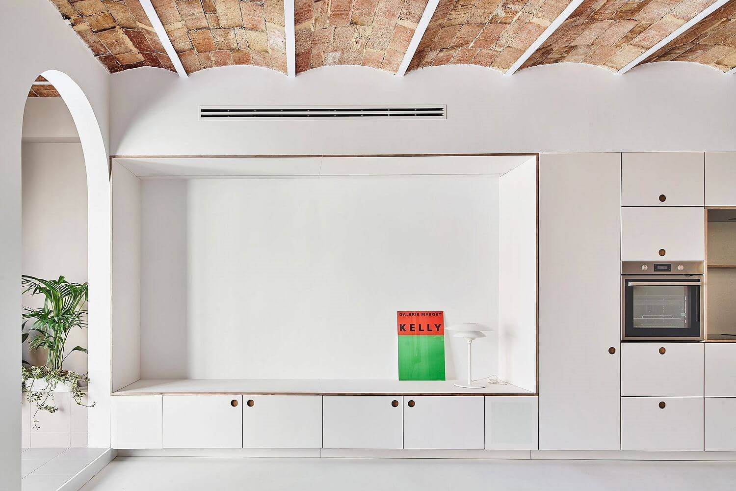 Salón y cocina minimalista y funcional