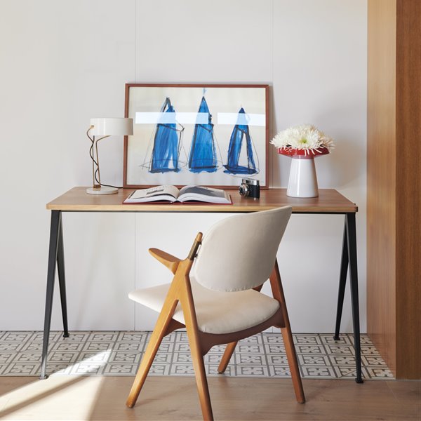 Zona de trabajo con silla de madera y espacio con un cuadro y un jarron foto Eugeni Pons