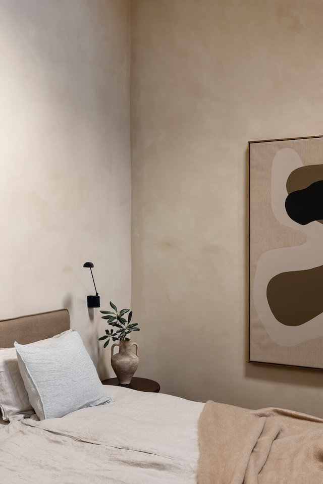 casa en Mallorca dormitorio cama mesita