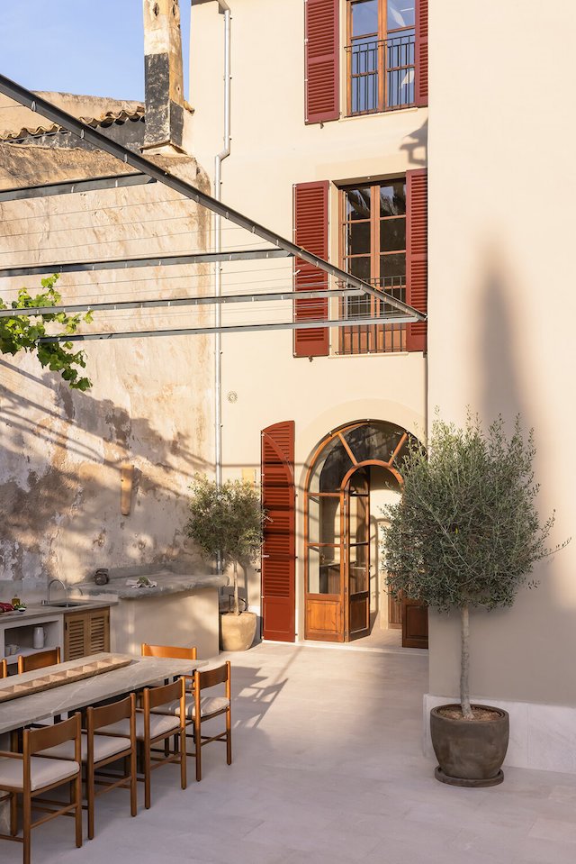 casa en Mallorca patio mesa sillas