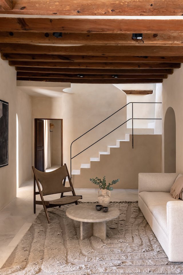casa en Mallorca sofa butaca escaleras