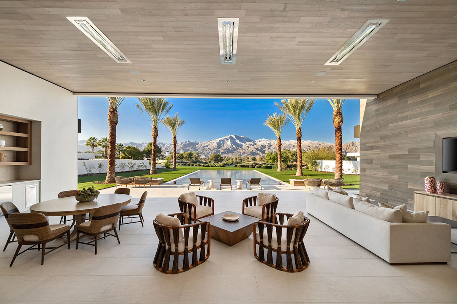 Kourtney Kardashian La Quinta Madison Club salón con vistas