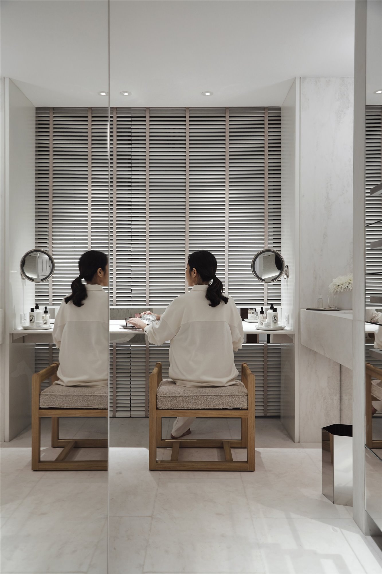 Baño de color blanco de una casa moderna en Bangkok