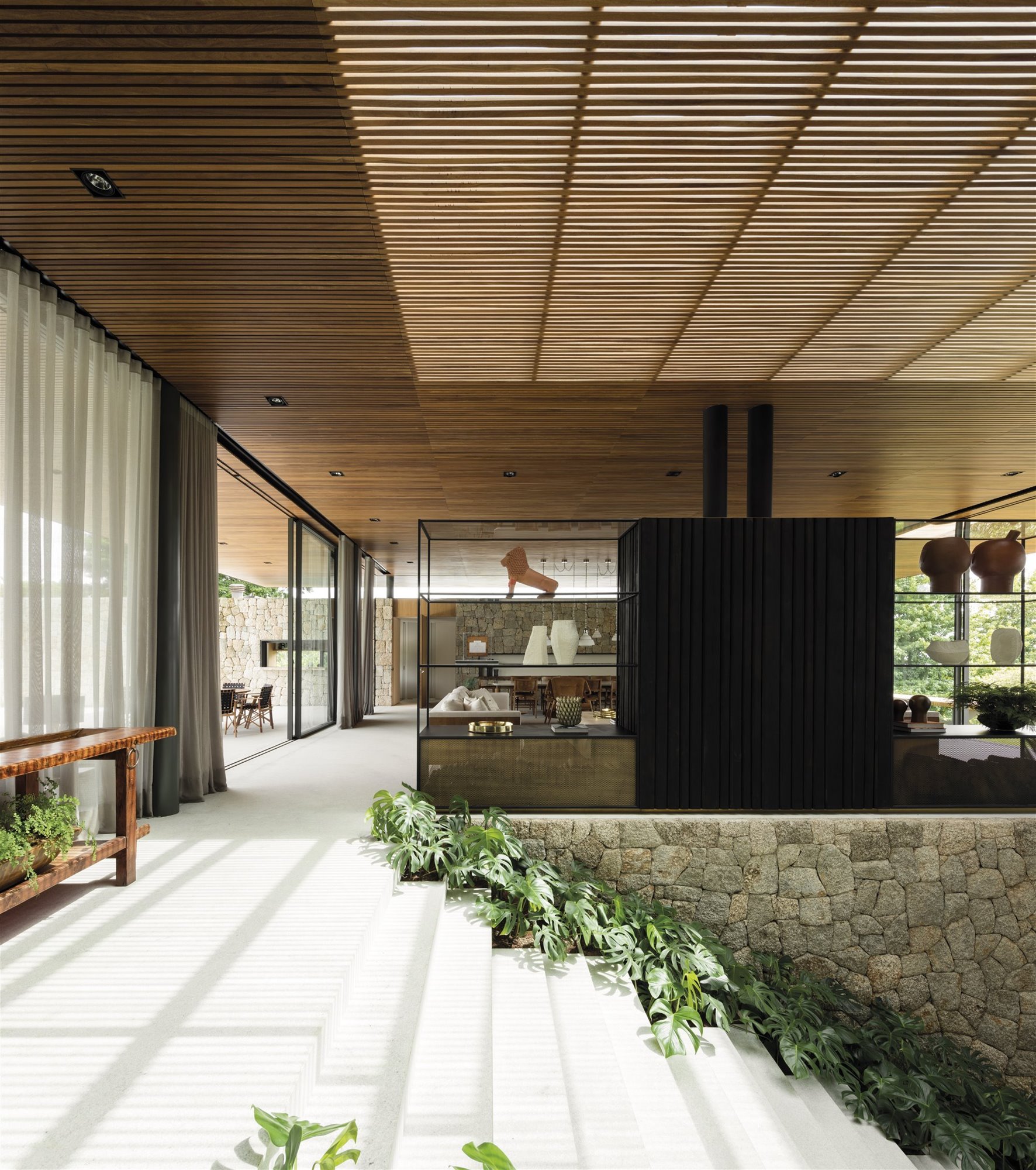 Casa de madera en Brasil rodeada de bosques escaleras de entrada