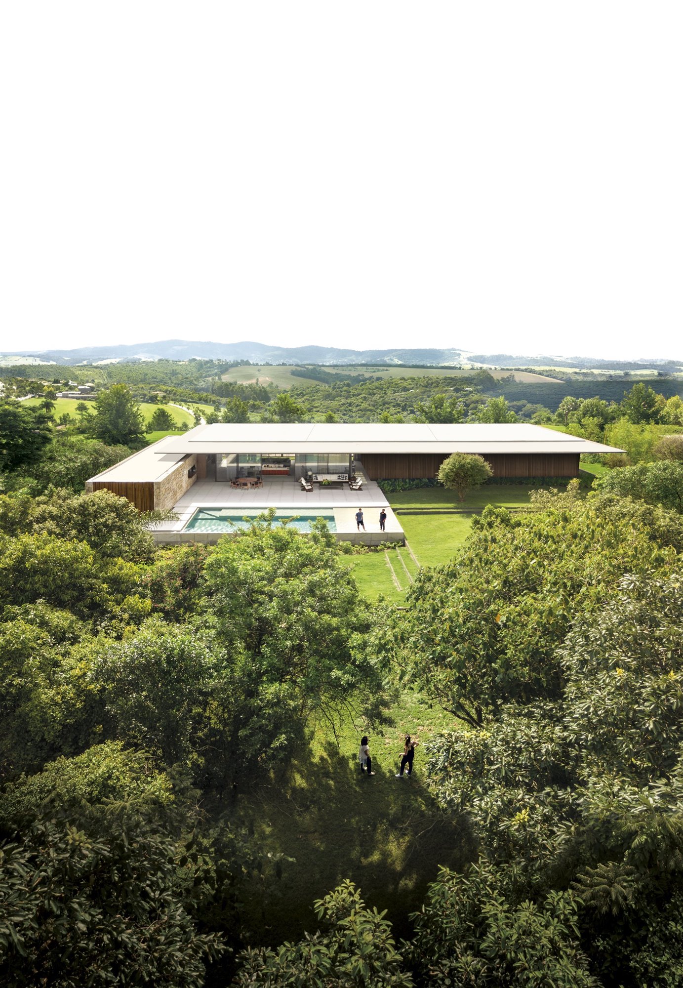 Casa de madera en Brasil rodeada de bosques fachada