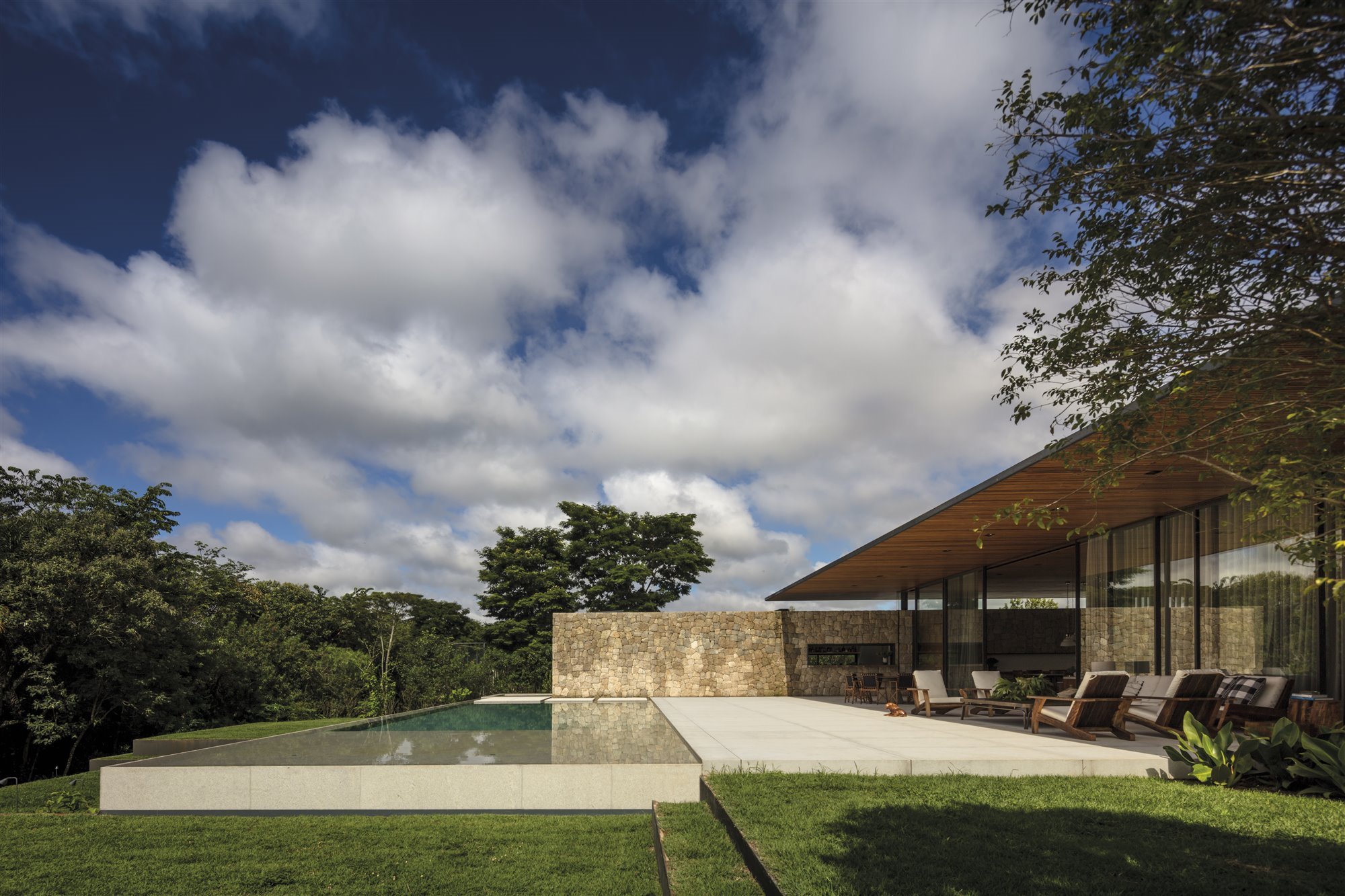 Casa de madera en Brasil rodeada de bosques piscina