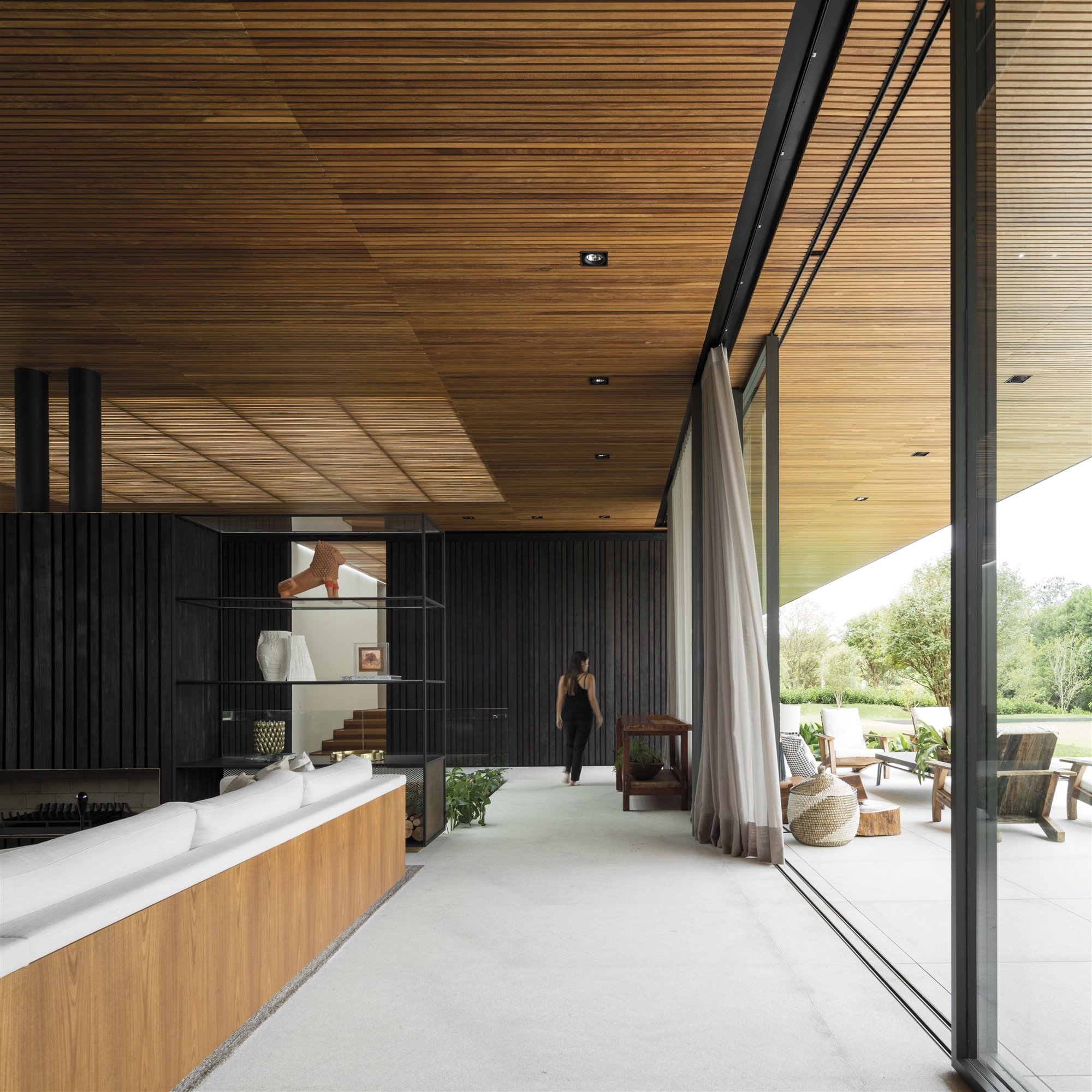 Casa de madera en Brasil rodeada de bosques salon abierto