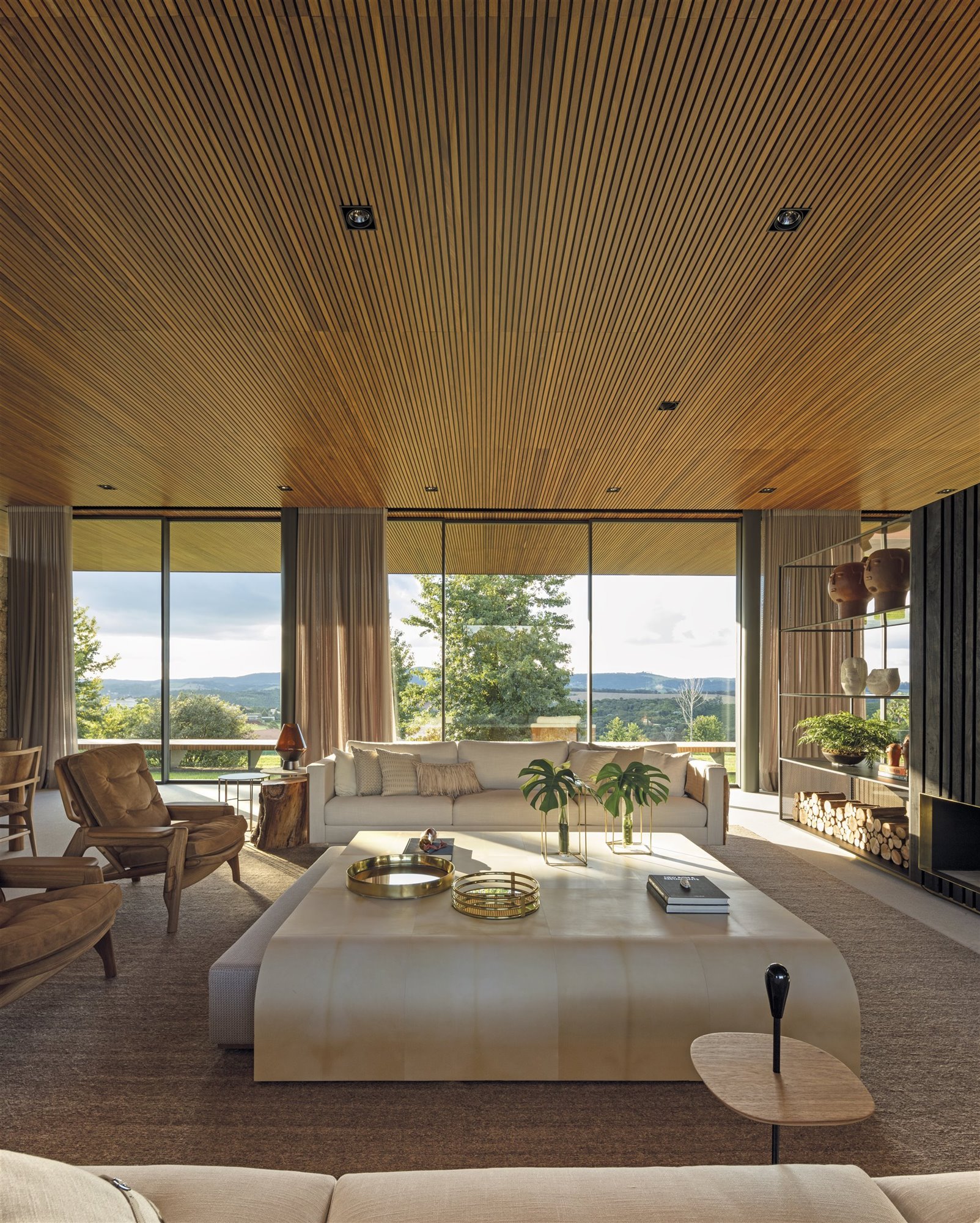 Casa de madera en Brasil rodeada de bosques salon con chimenea y sofa blanco