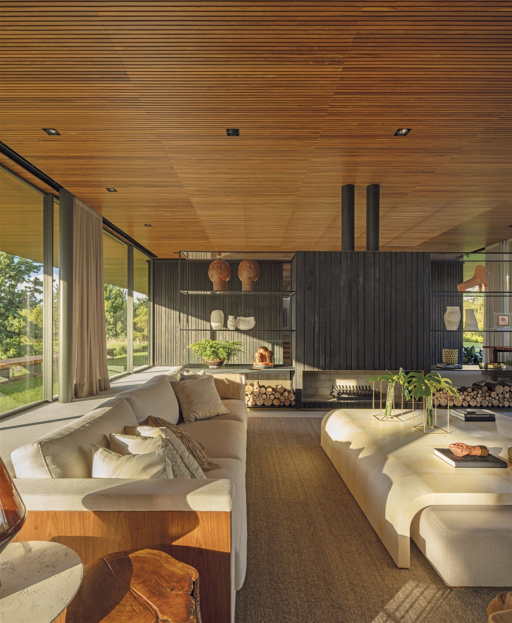Casa de madera en Brasil rodeada de bosques salon