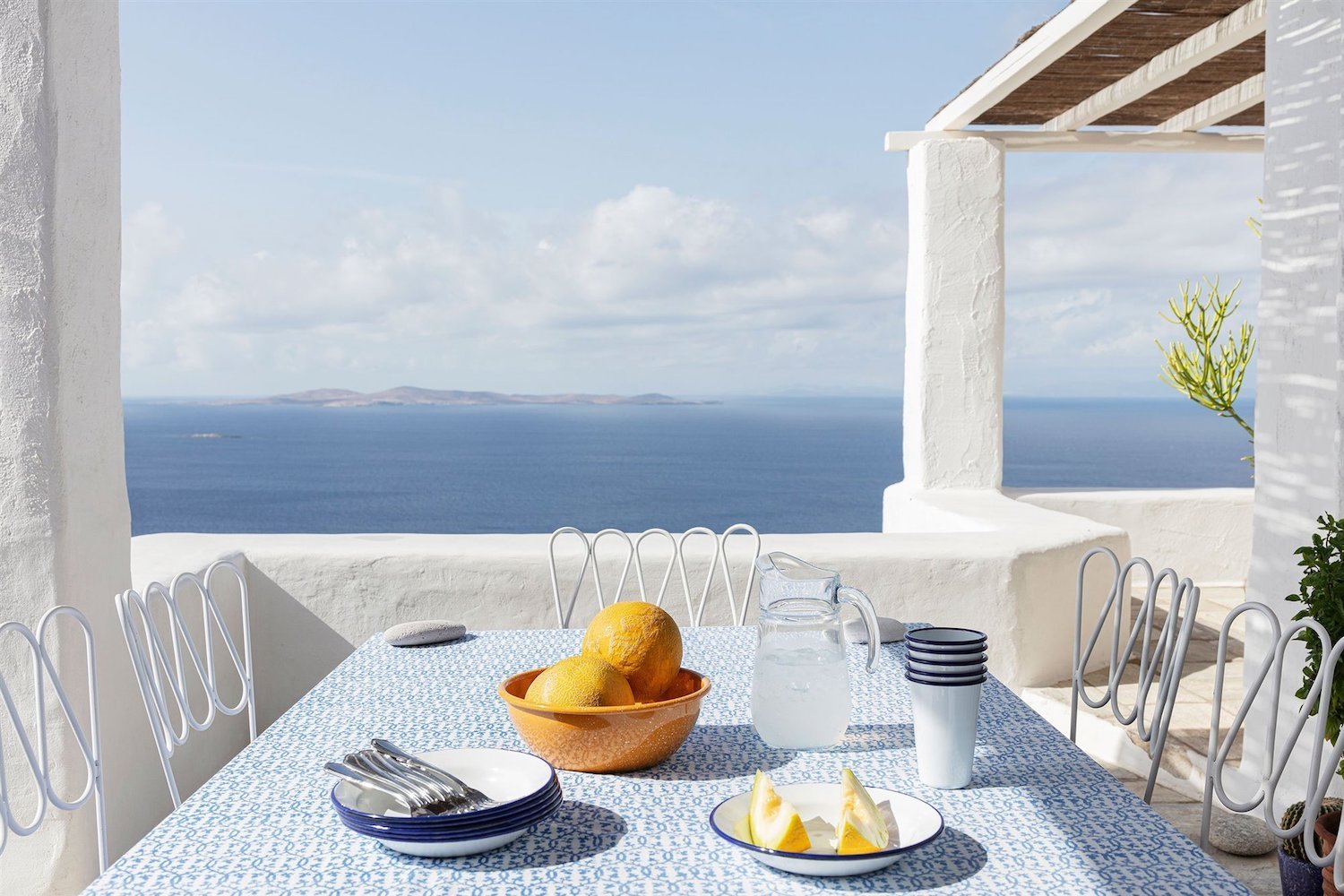 casa-de-verano-con-fachada-blanca-en-el-mediterraneo-en-la-isla-de-mykonos-comedor-exterior-con-vistas-al-mar 14958c6d 2000x1333