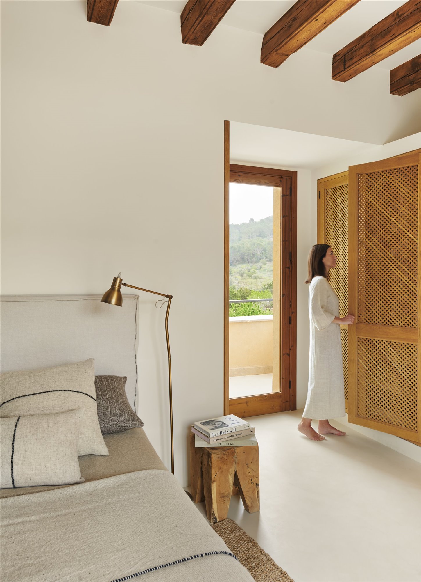 Casa en el campo de Mallorca con muros de piedra dormitorio