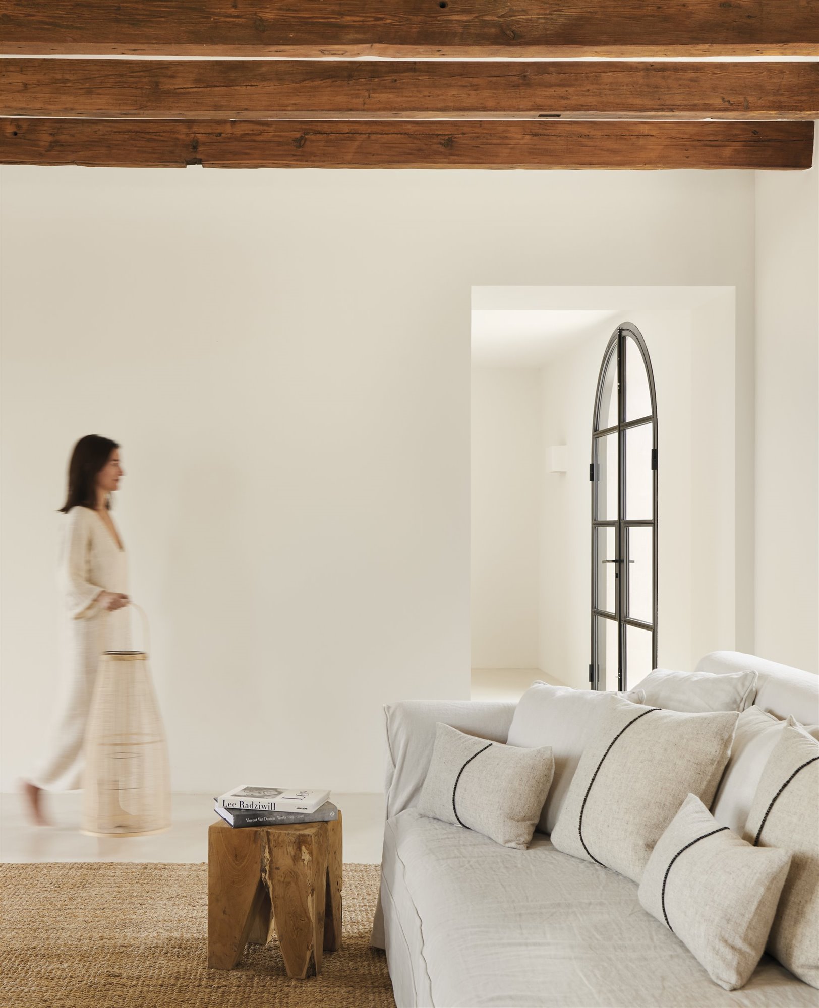 Casa en el campo de Mallorca con muros de piedra salon blanco