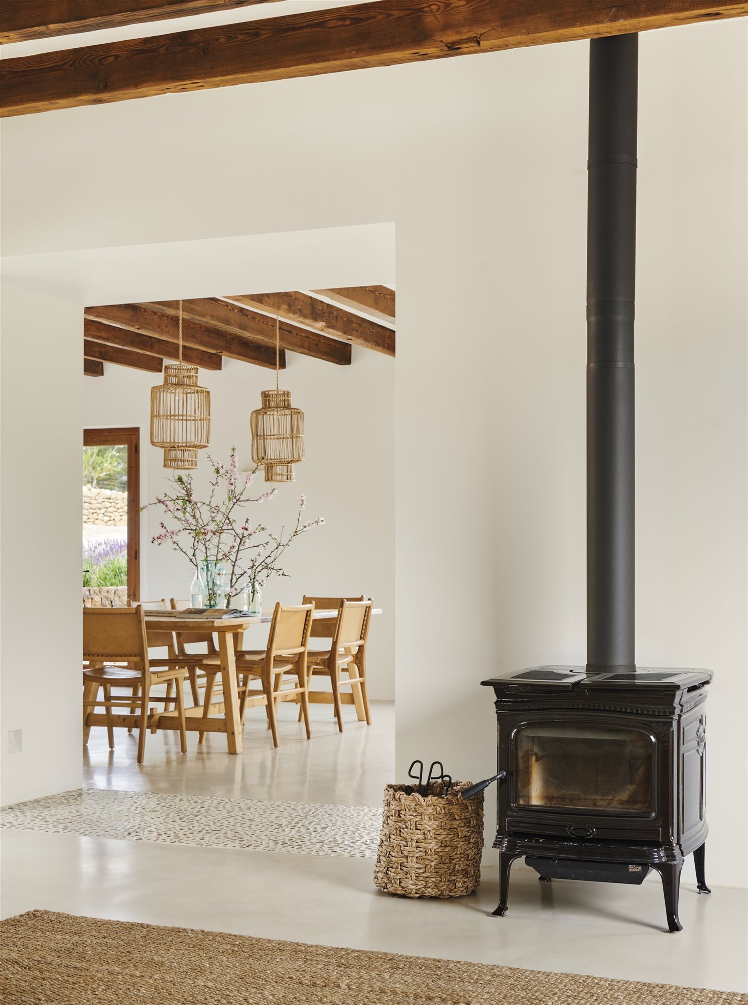 Casa en el campo de Mallorca con muros de piedra salon con chimenea antigua