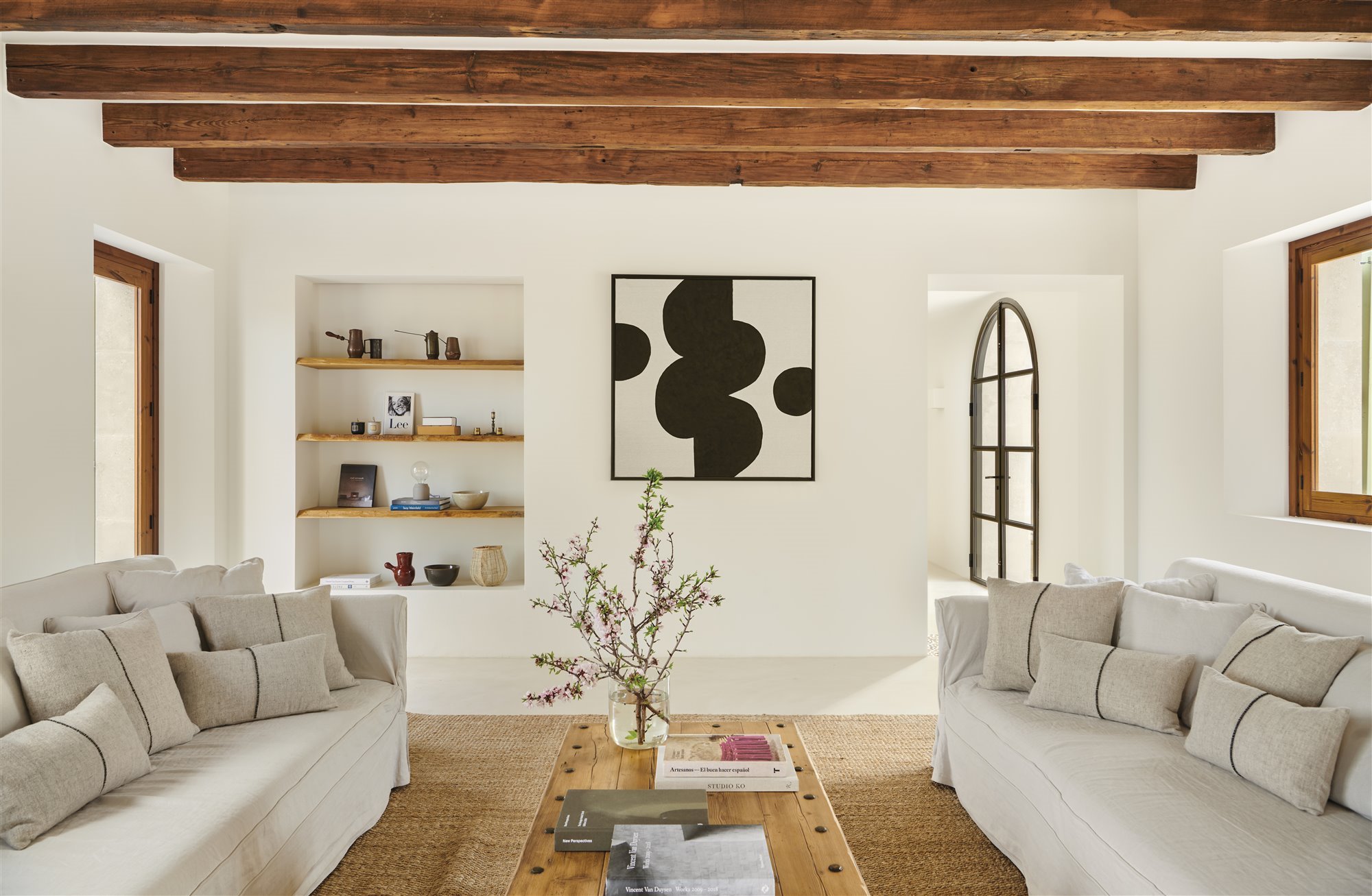 Casa en el campo de Mallorca con muros de piedra salon con sofa blanco