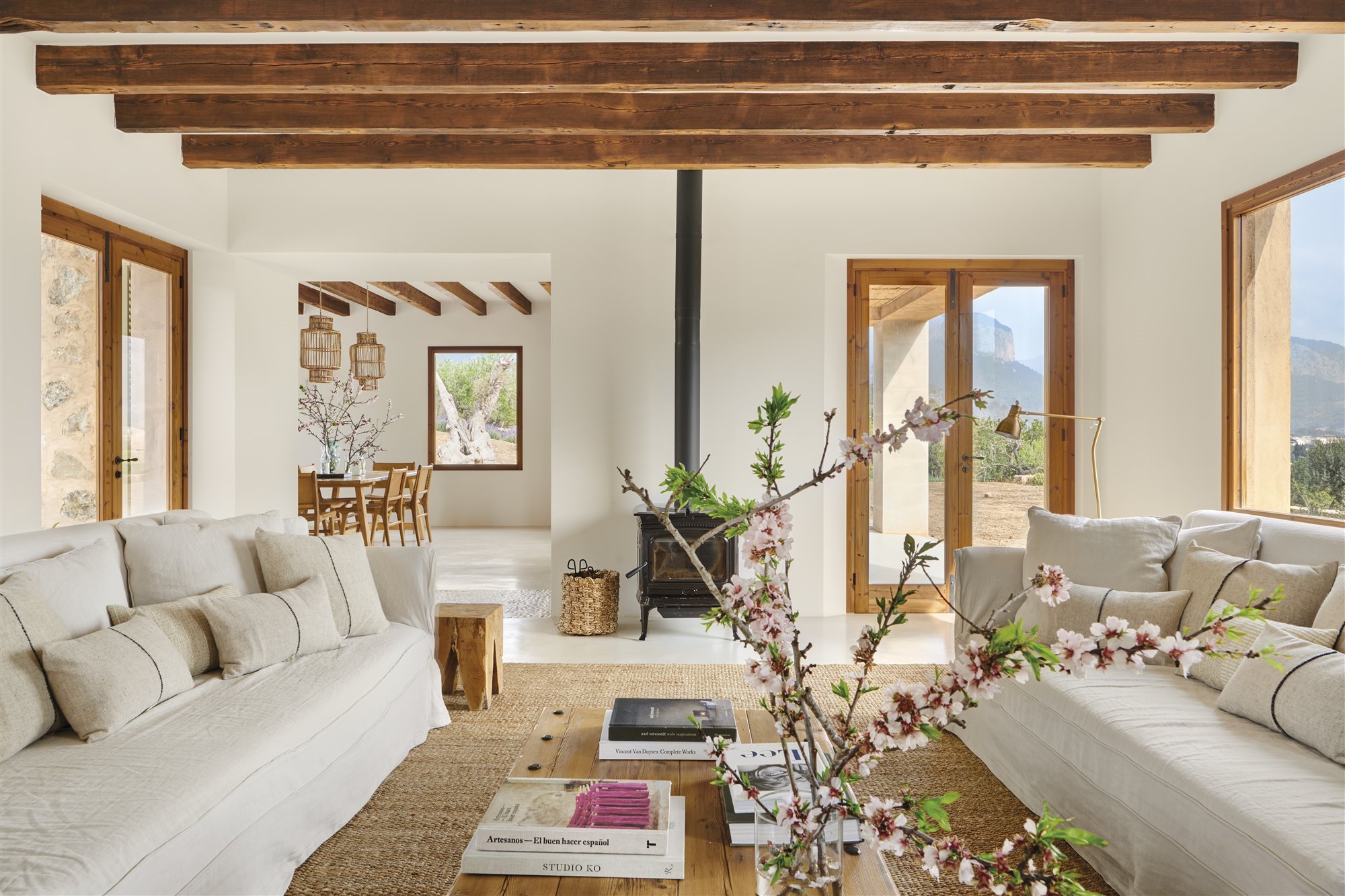 Casa en el campo de Mallorca con muros de piedra salon con vigas de madera