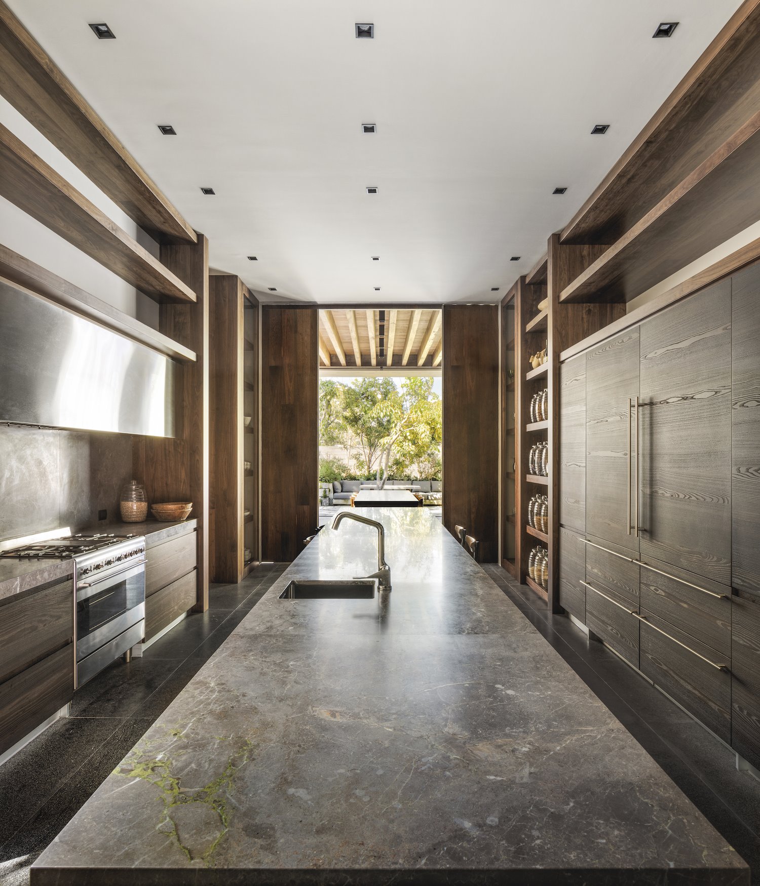 Casa moderna con interiores de madera en Mexico cocina