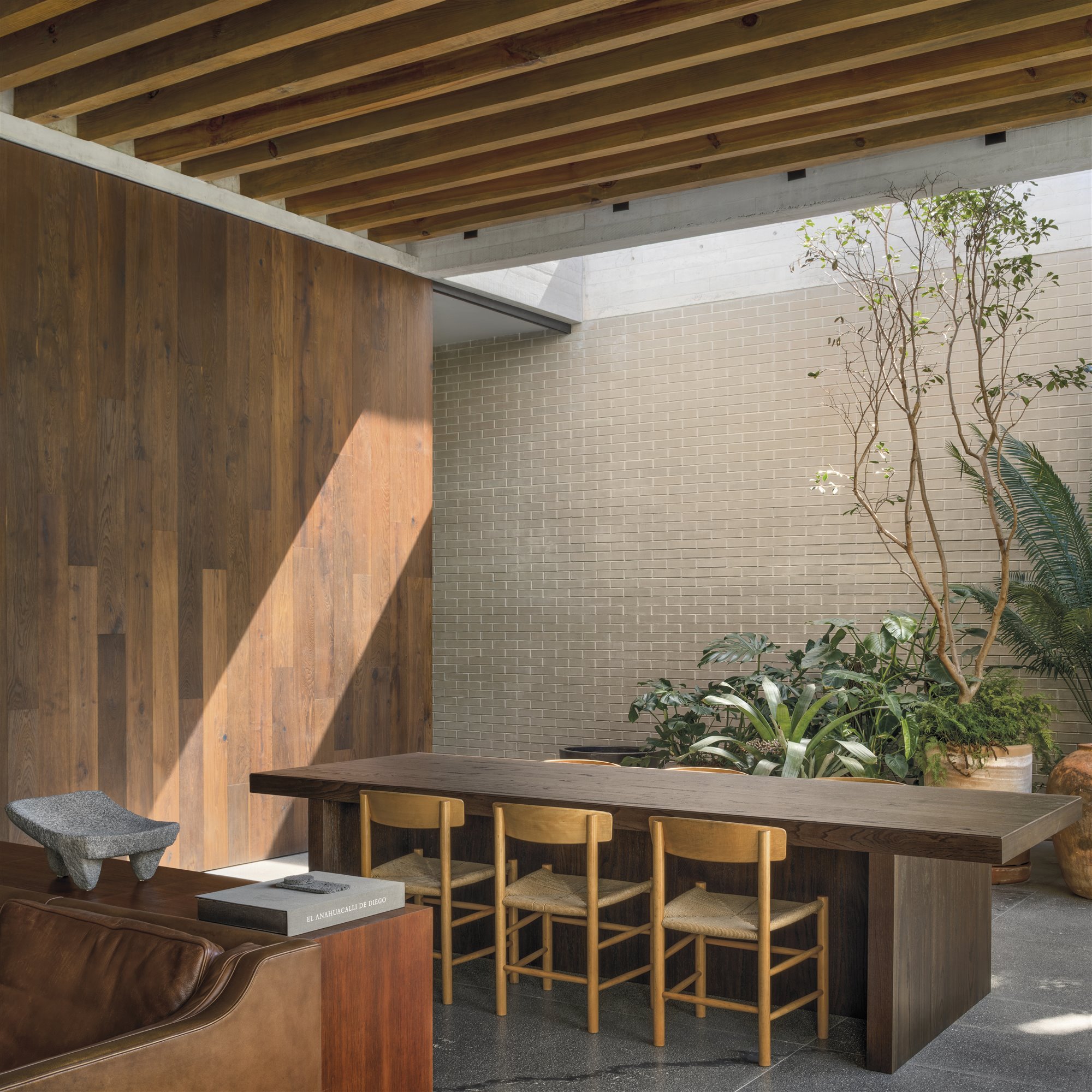 Casa moderna con interiores de madera en Mexico comedor son sillas