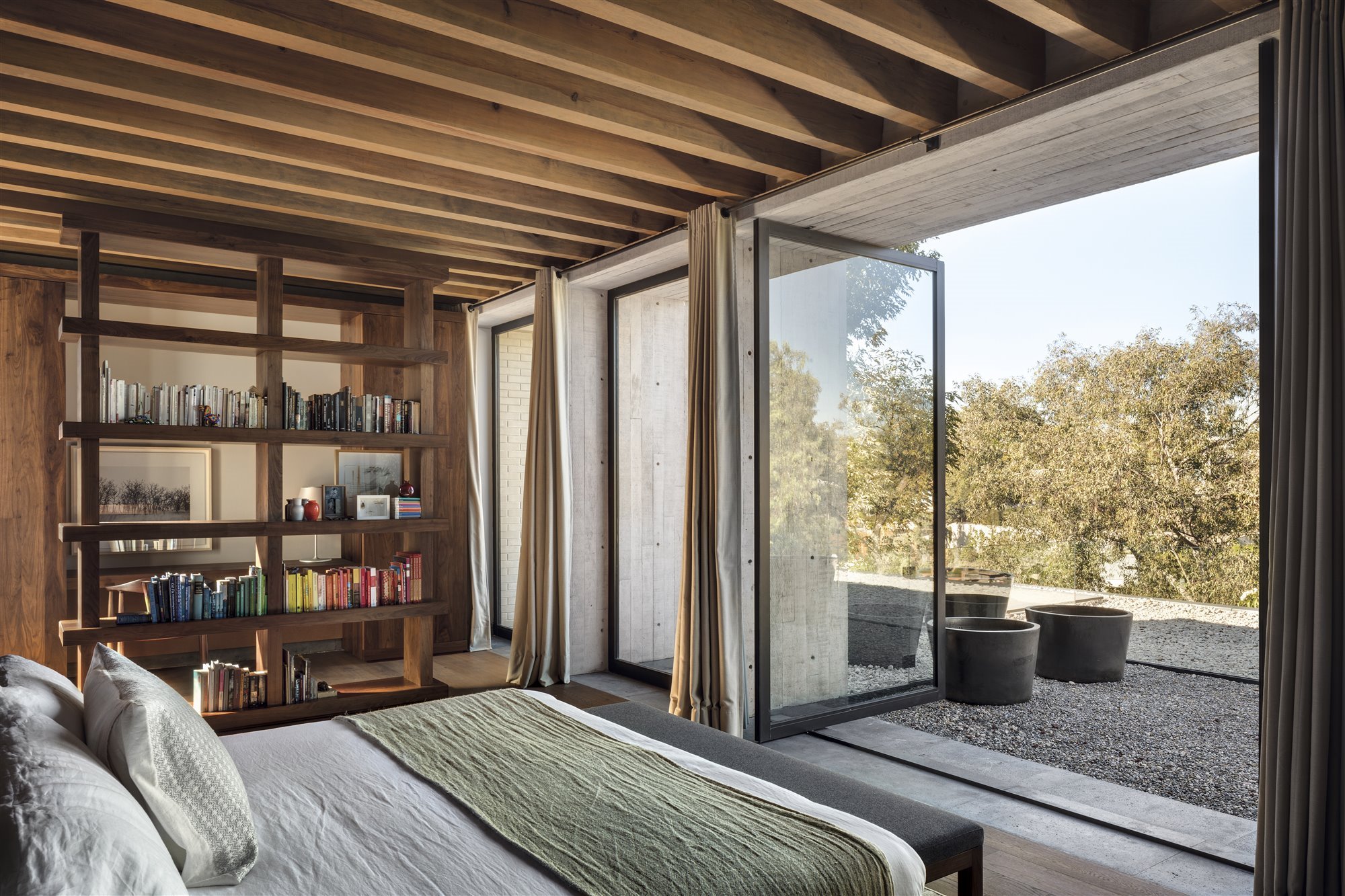 Casa moderna con interiores de madera en Mexico dormitorio