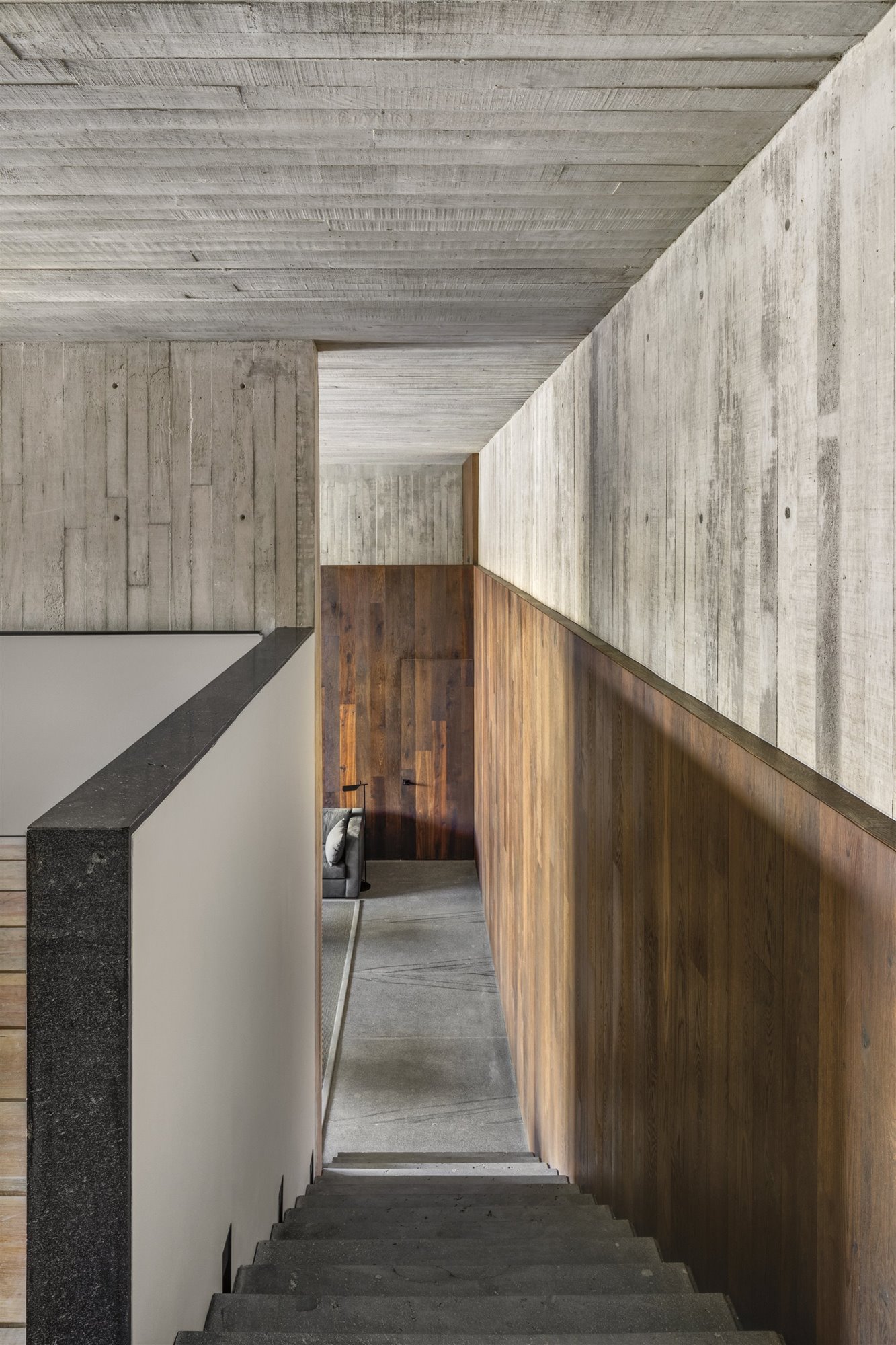 Casa moderna con interiores de madera en Mexico escalera