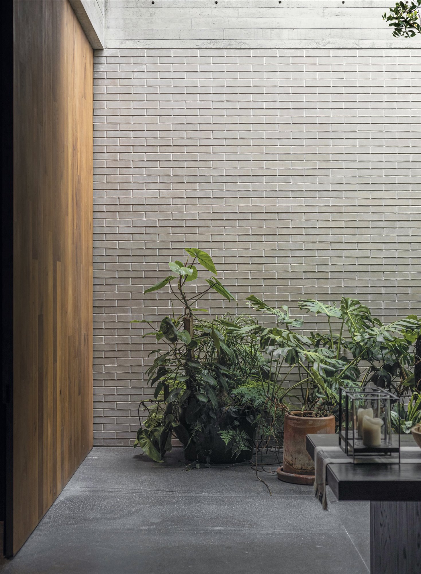 Casa moderna con interiores de madera en Mexico pared de ladrillo