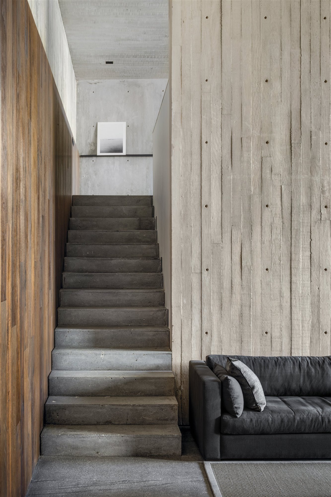 Casa moderna con interiores de madera en Mexico salon con escalera