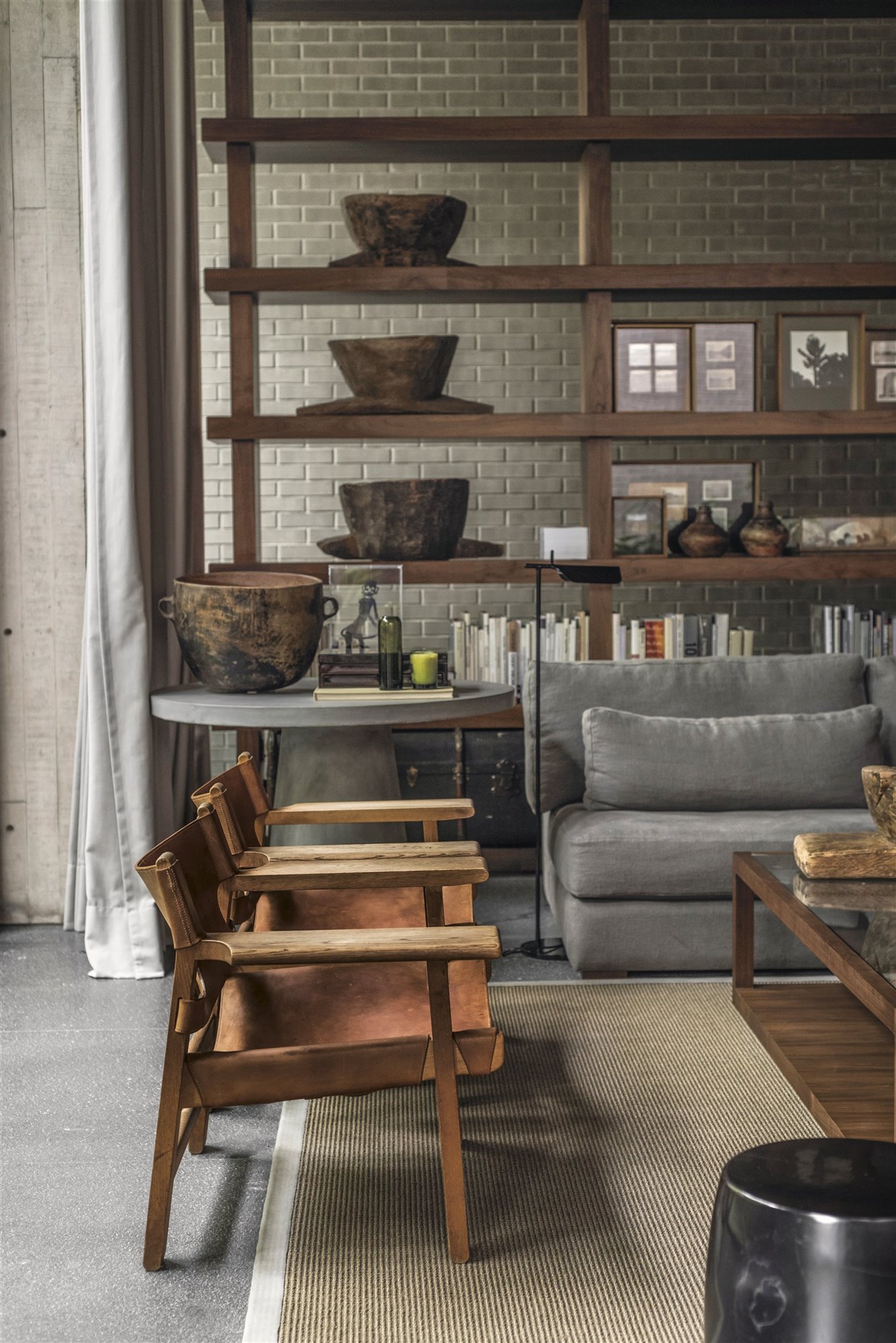 Casa moderna con interiores de madera en Mexico salon con libreria de madera