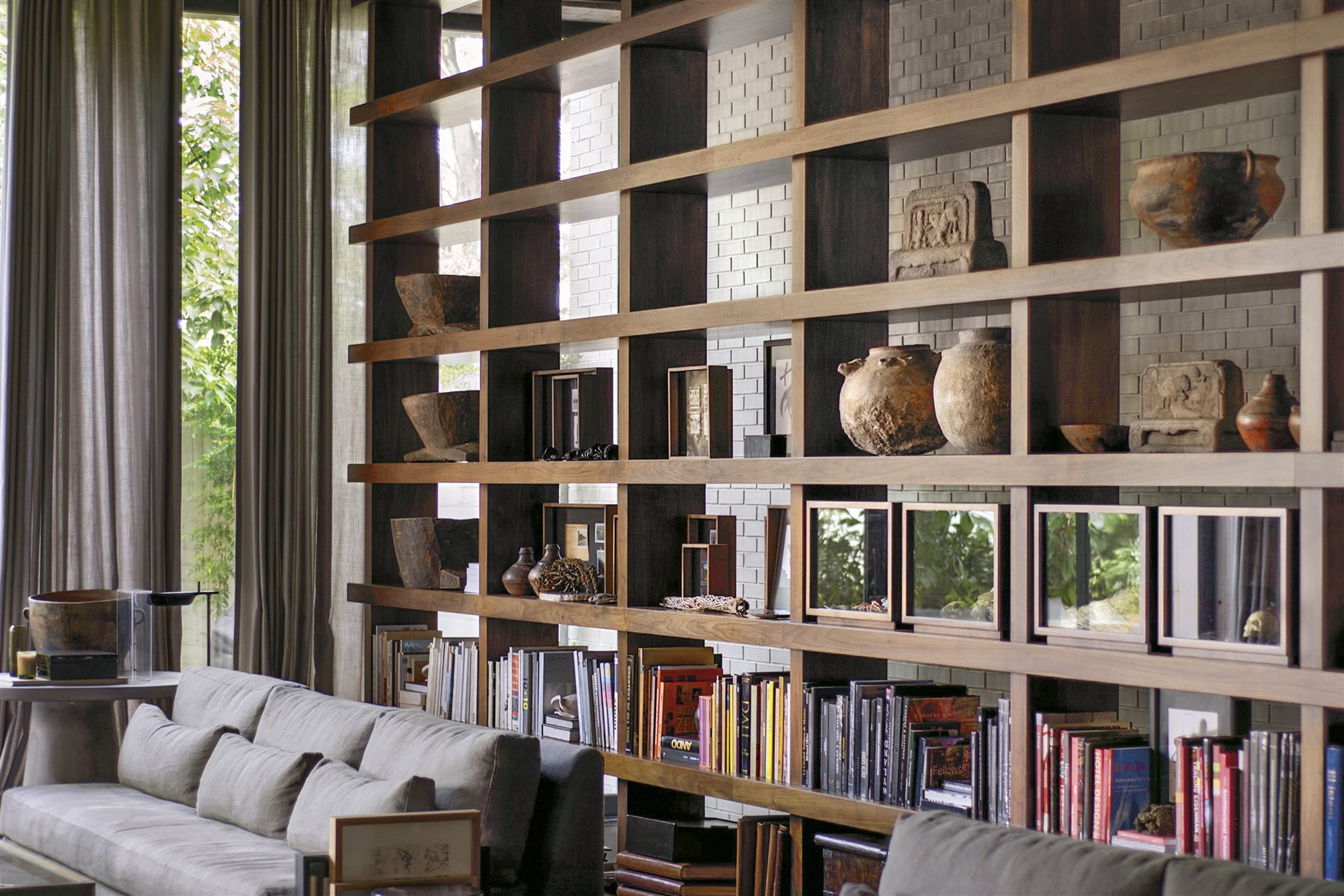 Casa moderna con interiores de madera en Mexico salon con libreria
