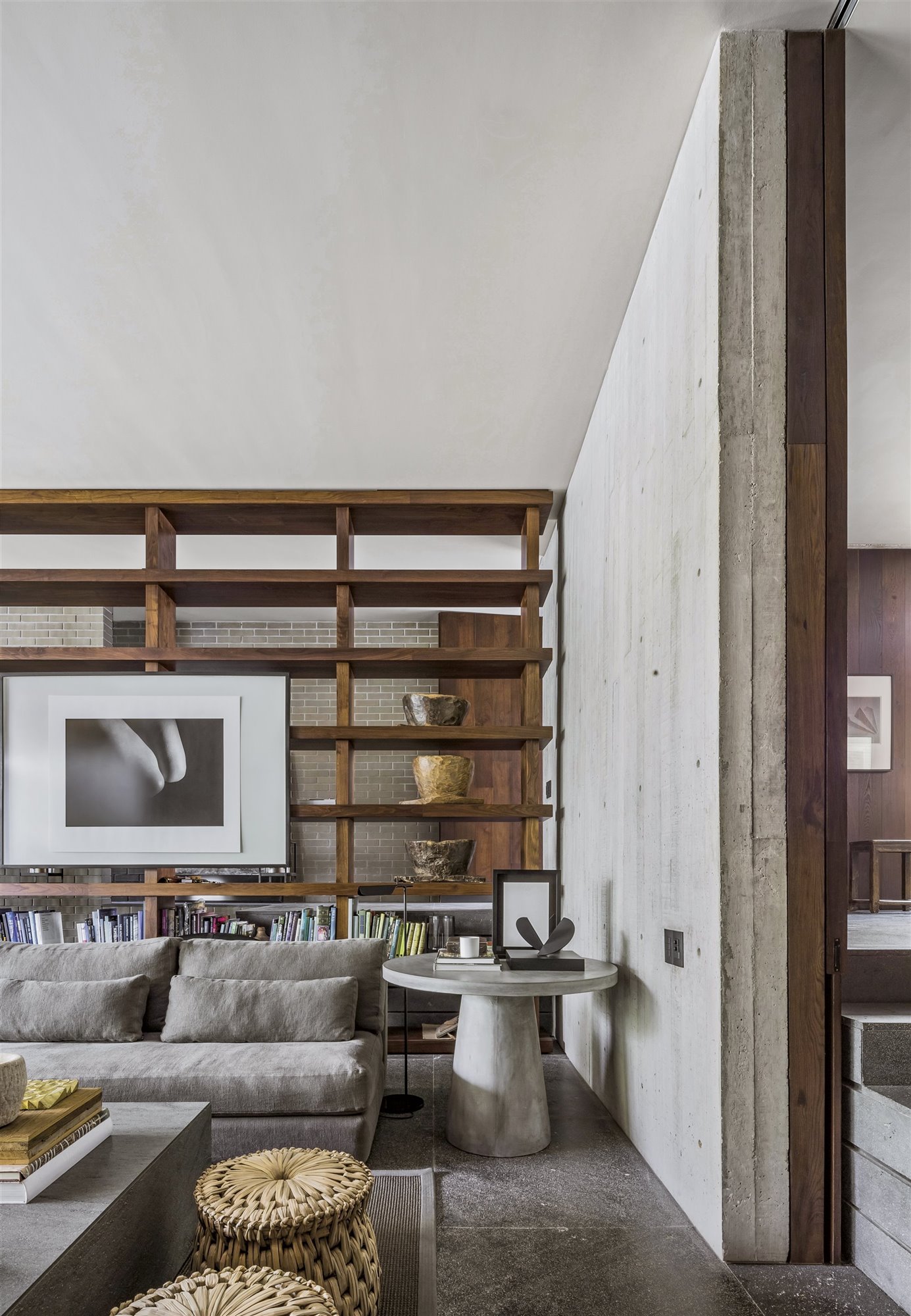 Casa moderna con interiores de madera en Mexico salon con mesa de hormigón