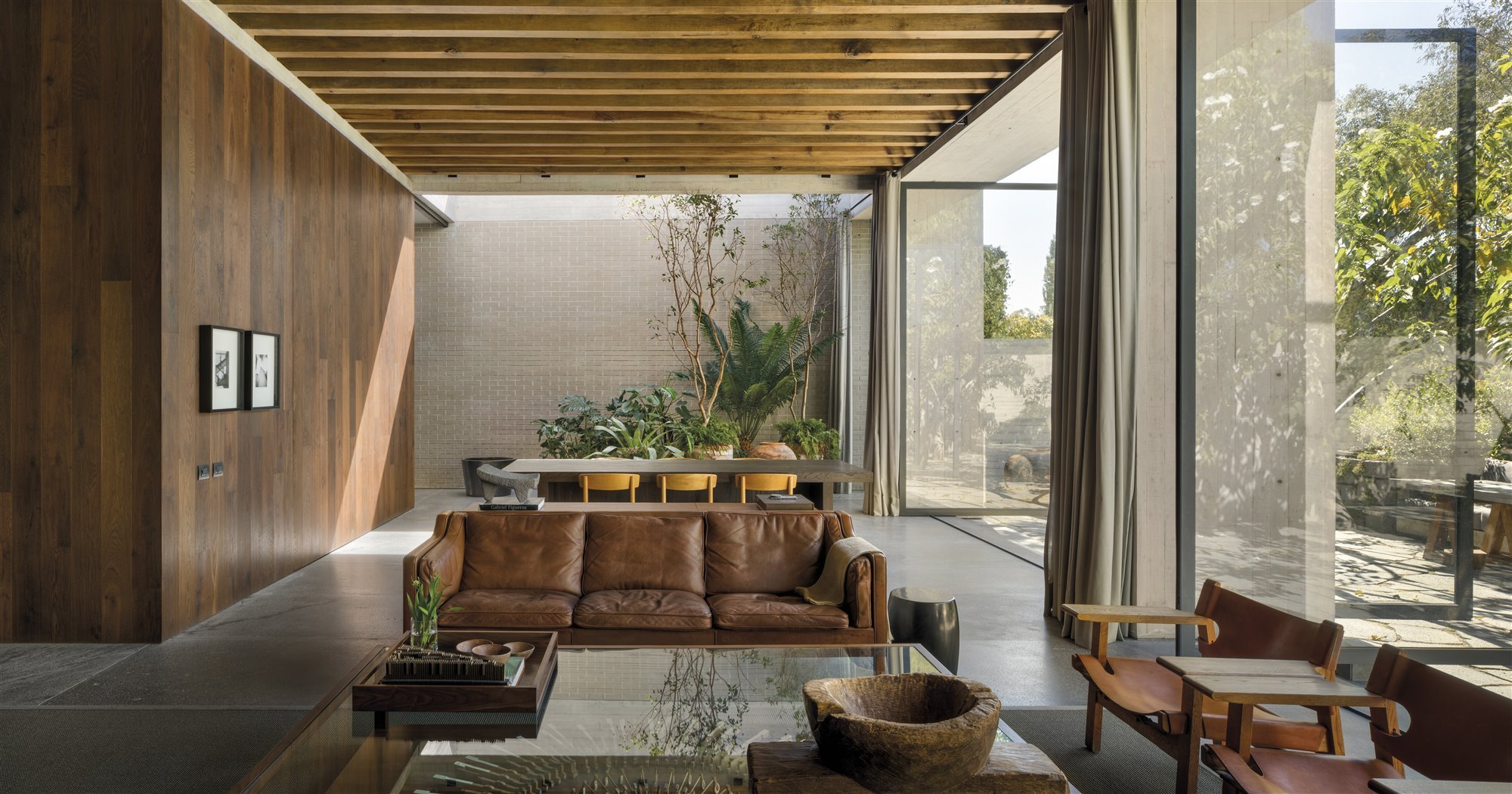 Casa moderna con interiores de madera en Mexico salon con sofas de piel