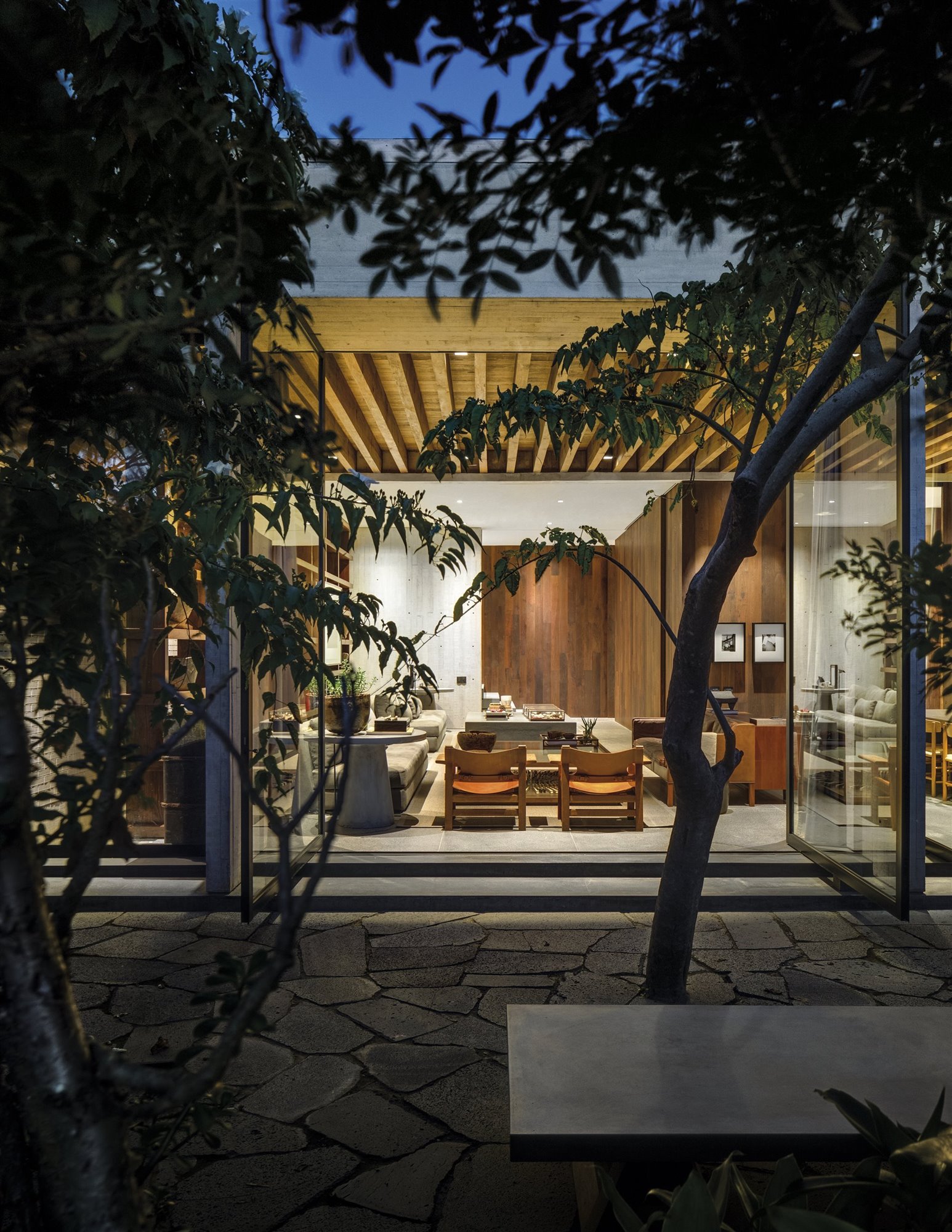 Casa moderna con interiores de madera en Mexico salon visto desde el jardin