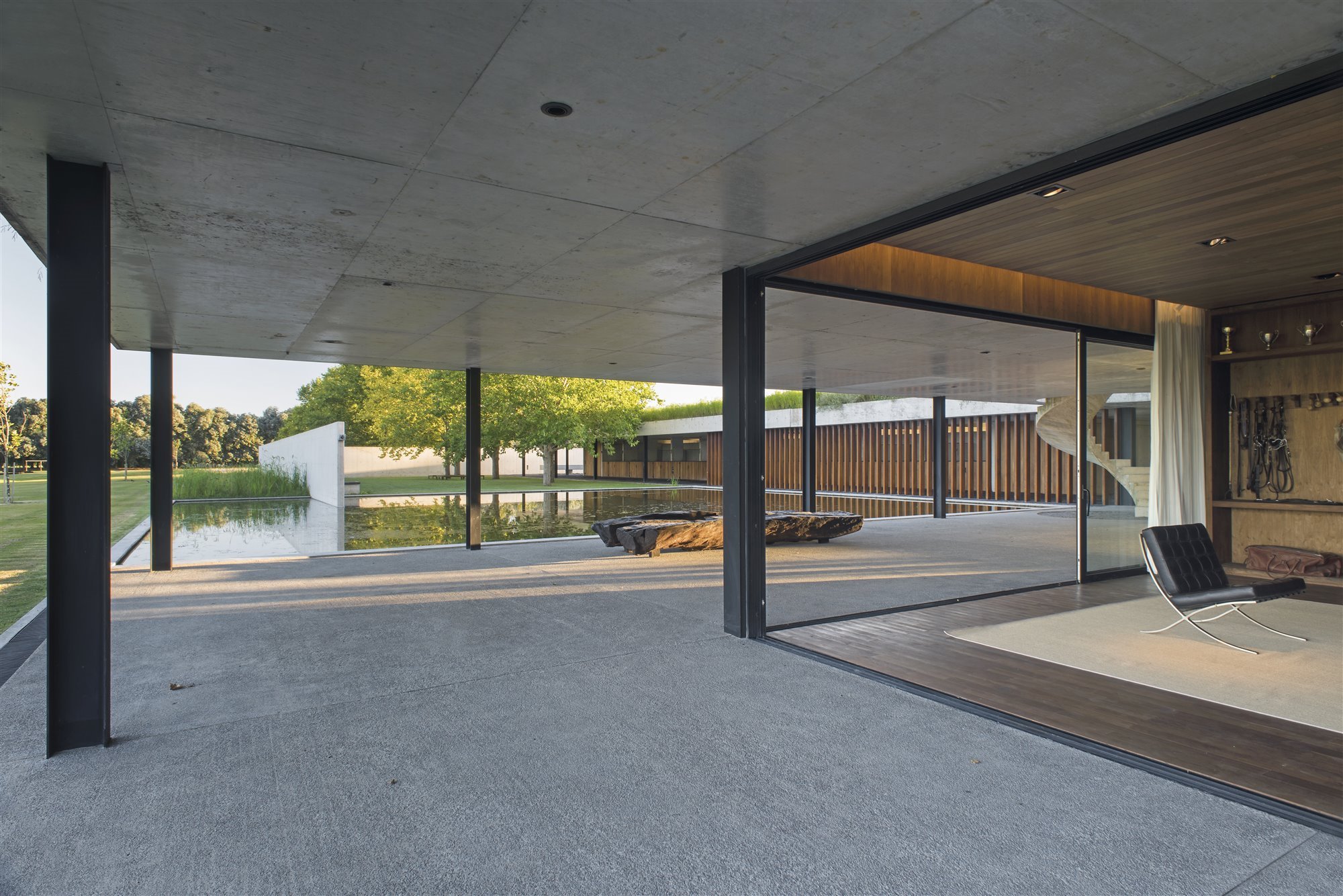 Casa moderna en Argentina con techos de hierba y muros de hormigón salon
