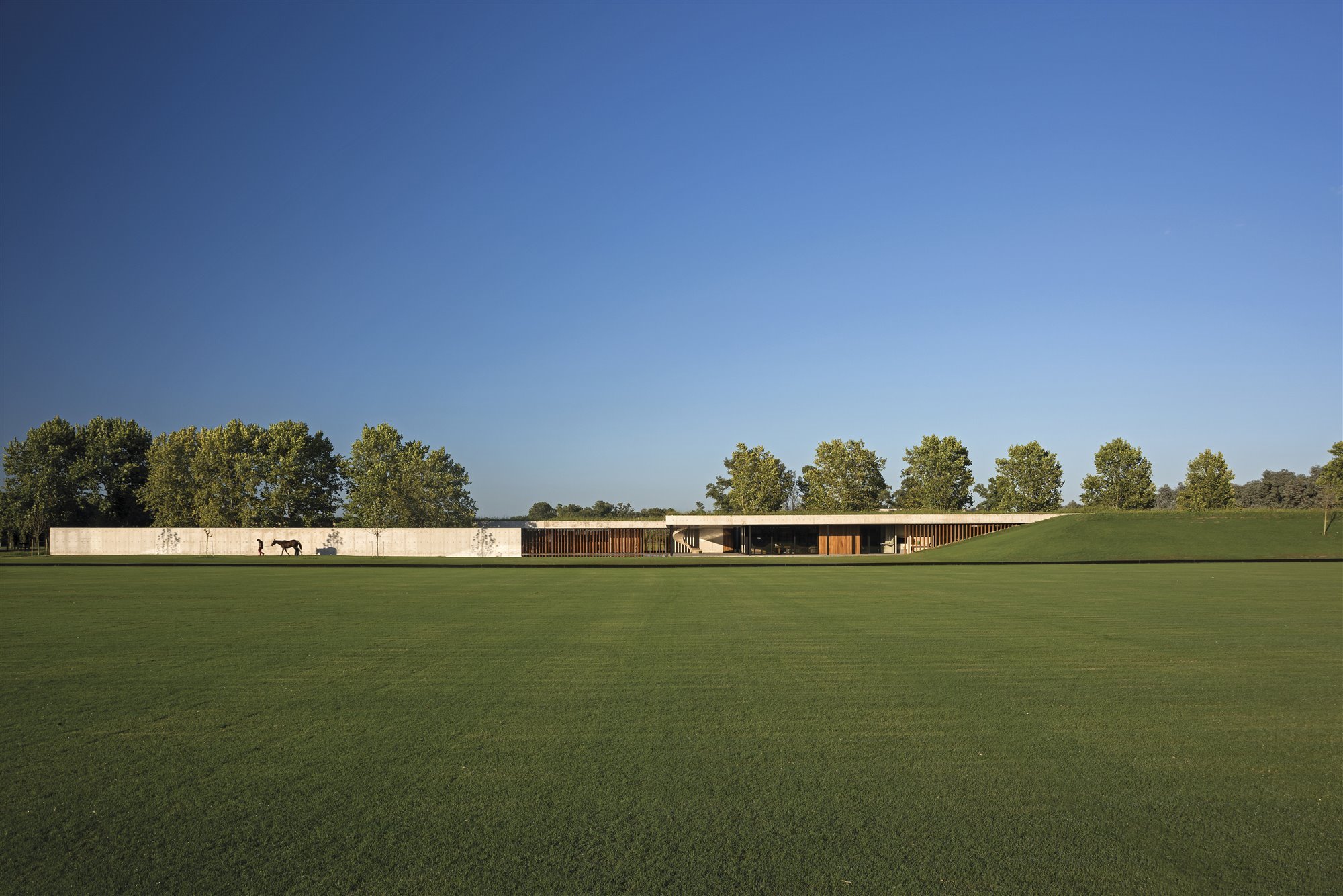 Casa moderna en Argentina con techos de hierba y muros de hormigón vista fachada