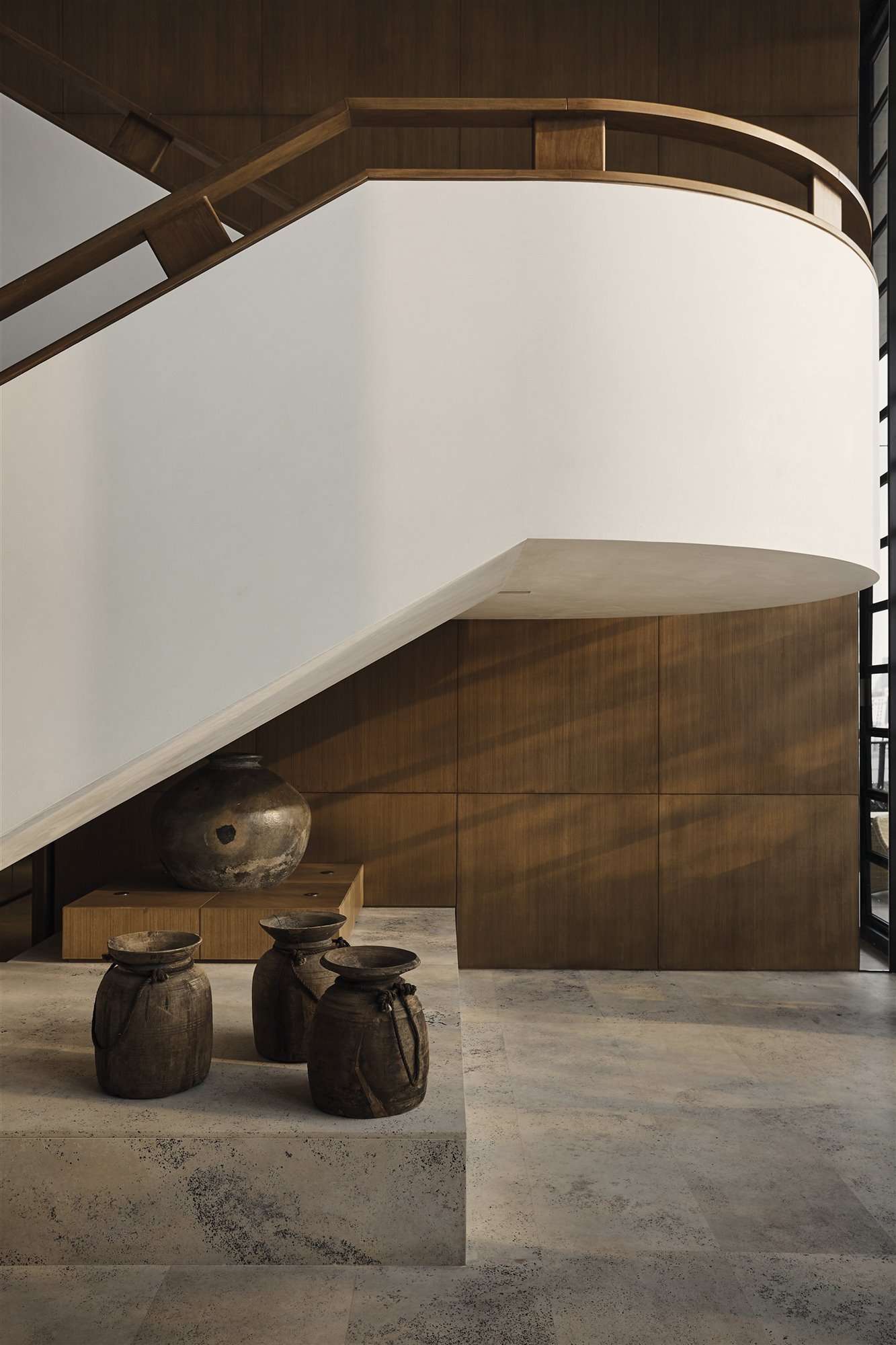 Casa moderna en Bangkok con escalera blanca