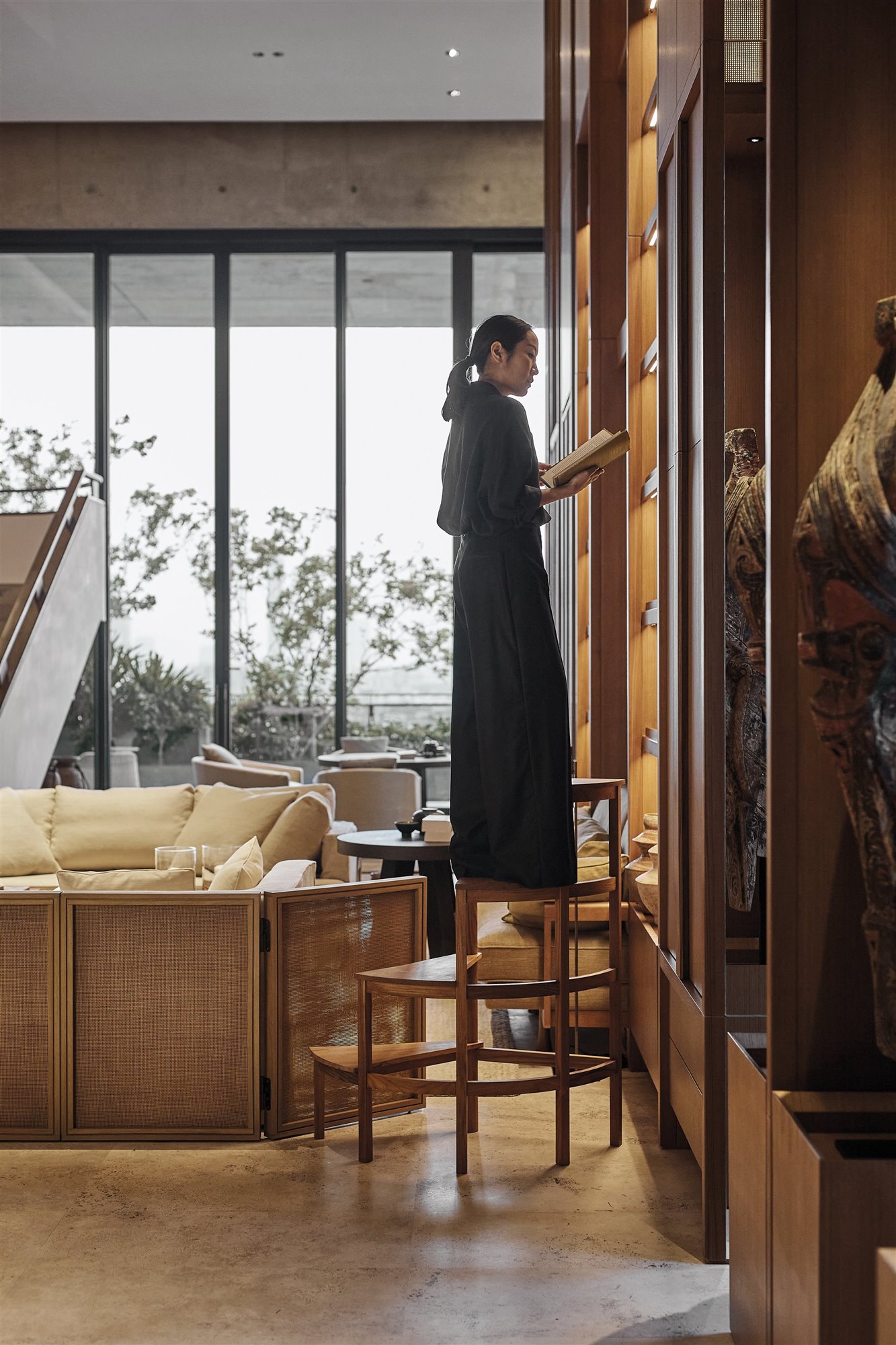 Casa moderna en Bangkok con mujer leyendo en una libreria