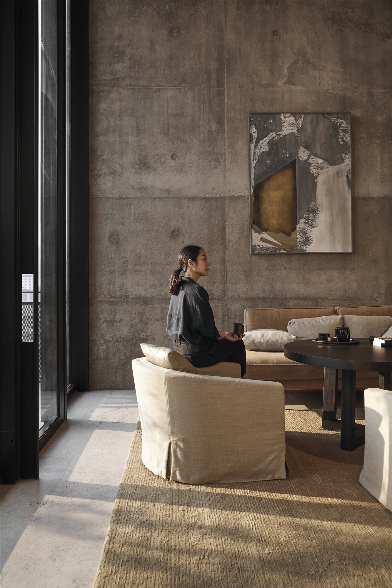 Casa moderna en Bangkok con mujer sentada en un sofá blanco