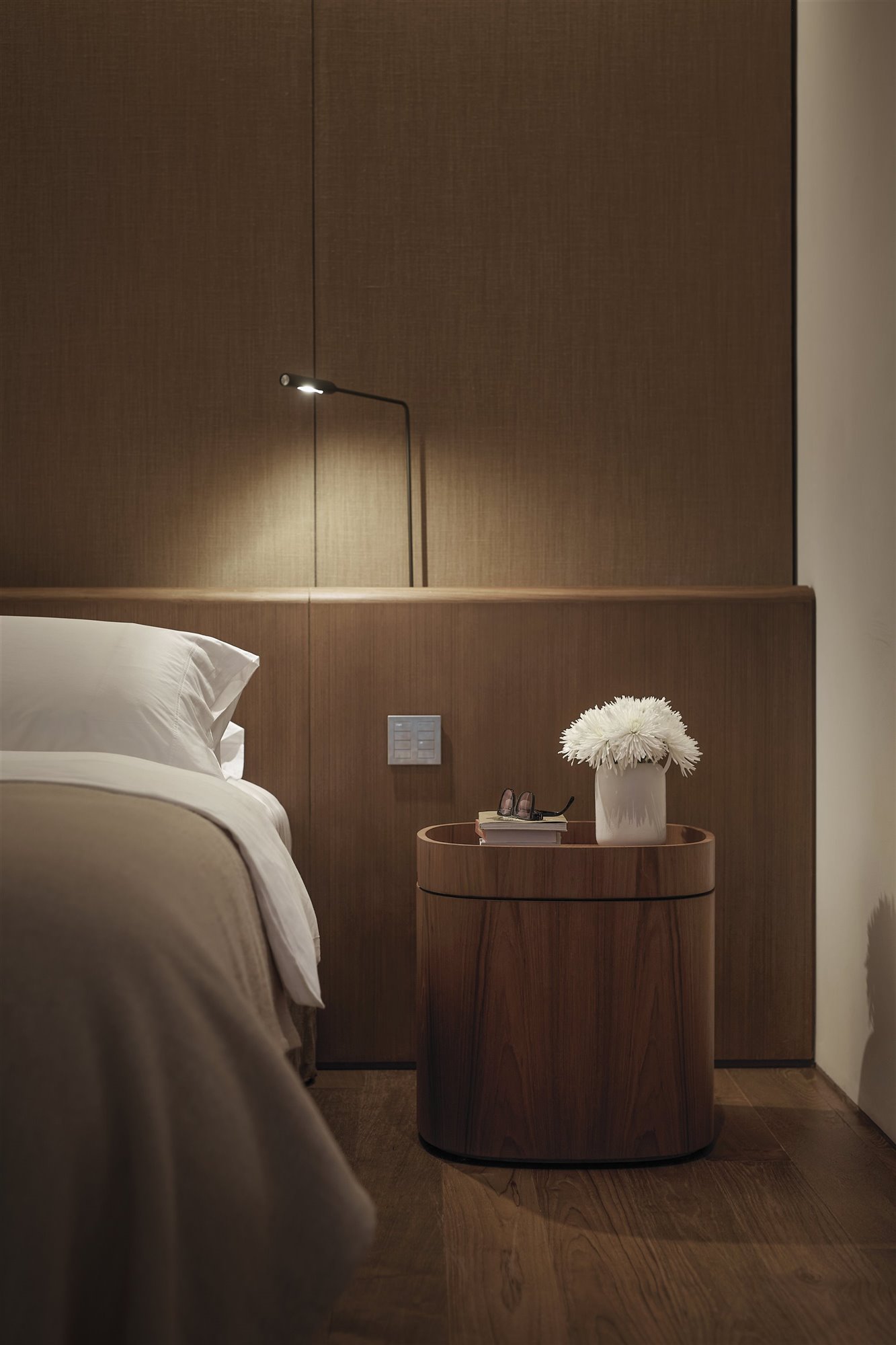 Dormitorio con paneles de madera de una casa moderna en Bangkok