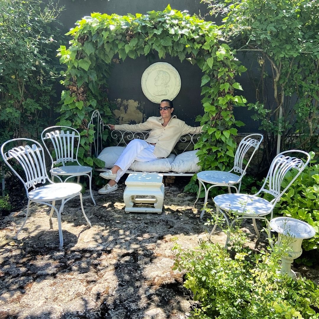 Foto del instagram del estilista Josie en el jardín