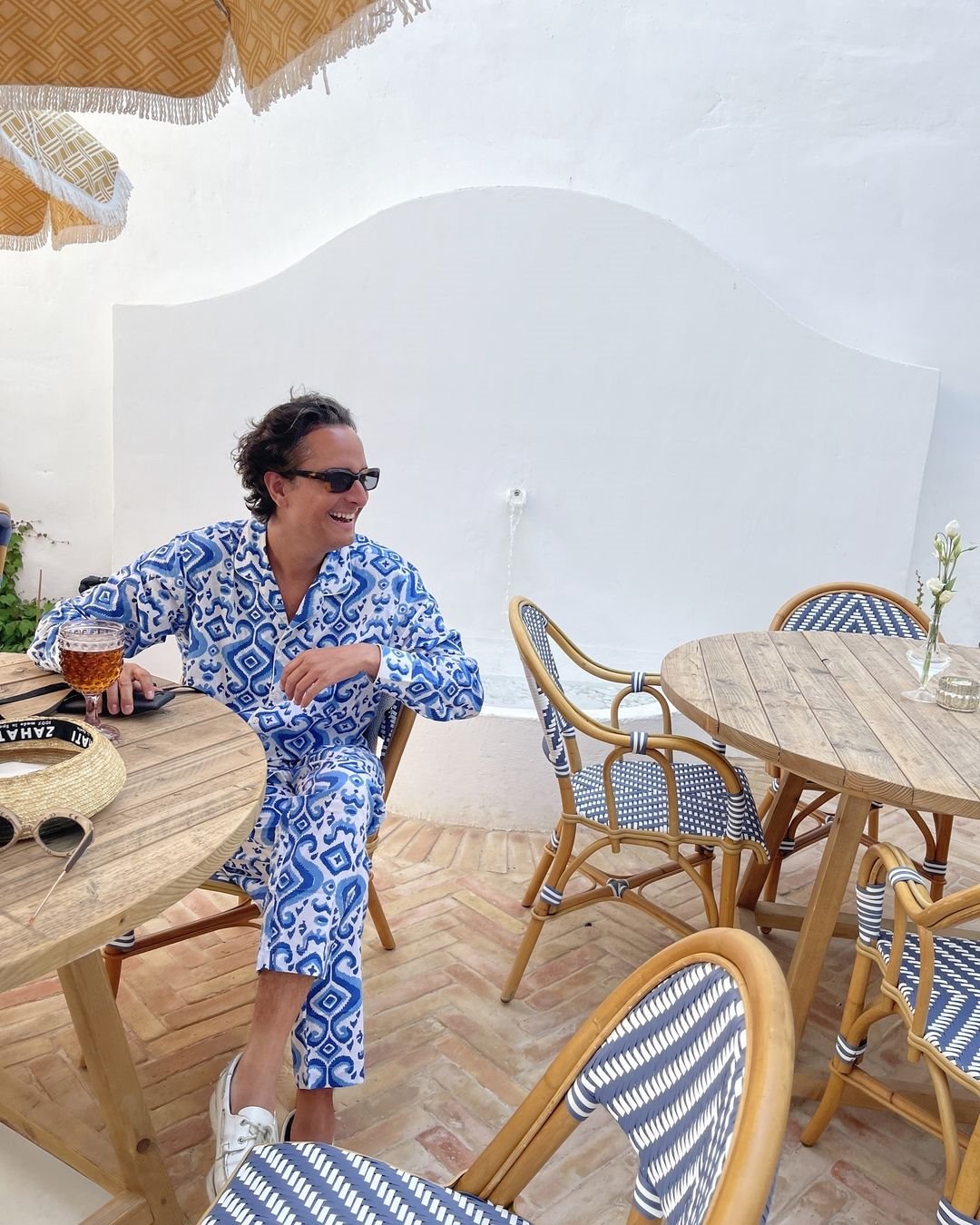 Foto del instagram del estilista Josie en una terraza mediterránea