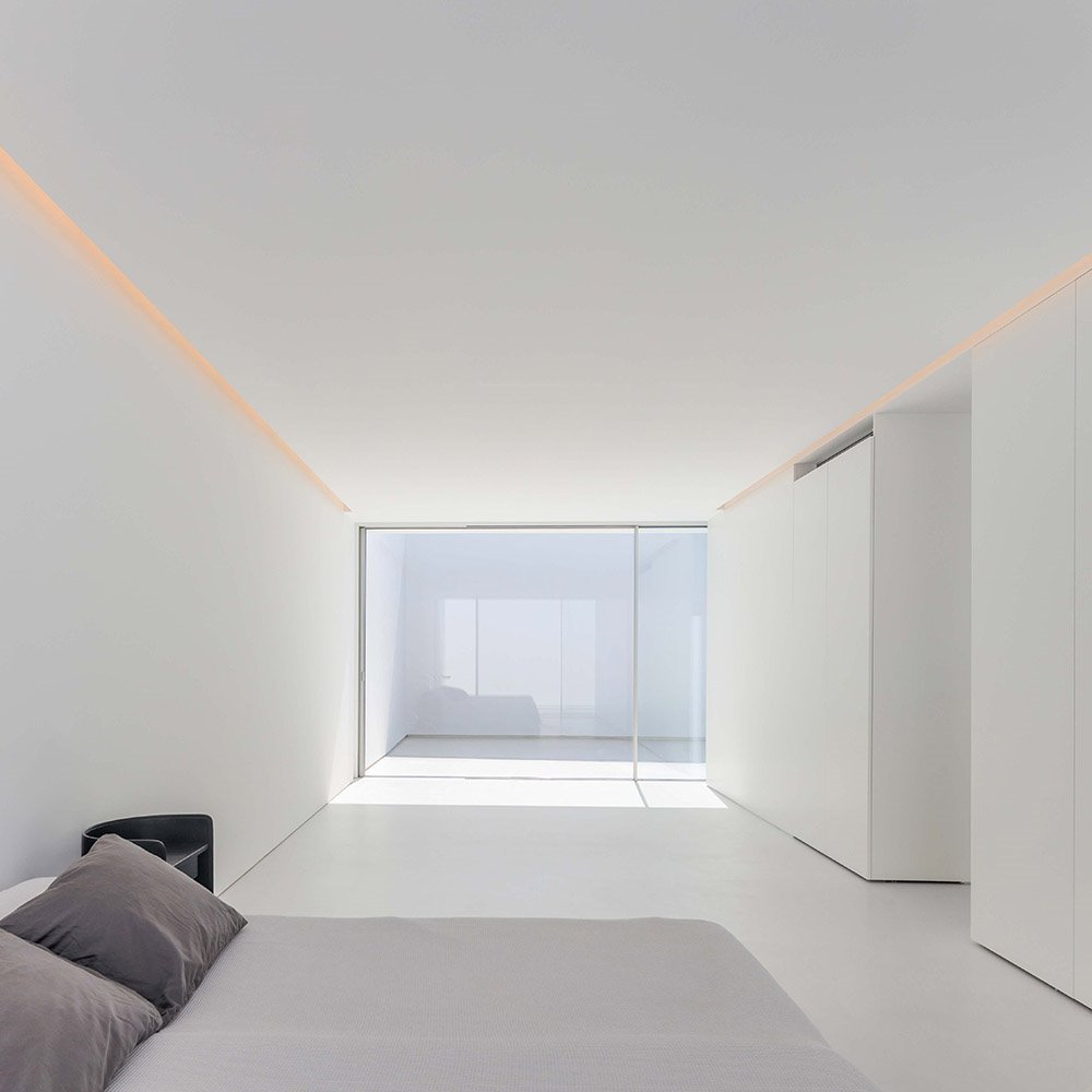 FRAN SILVESTRE ARQUITECTOS ÀTIC BLANC dormitorio con patio