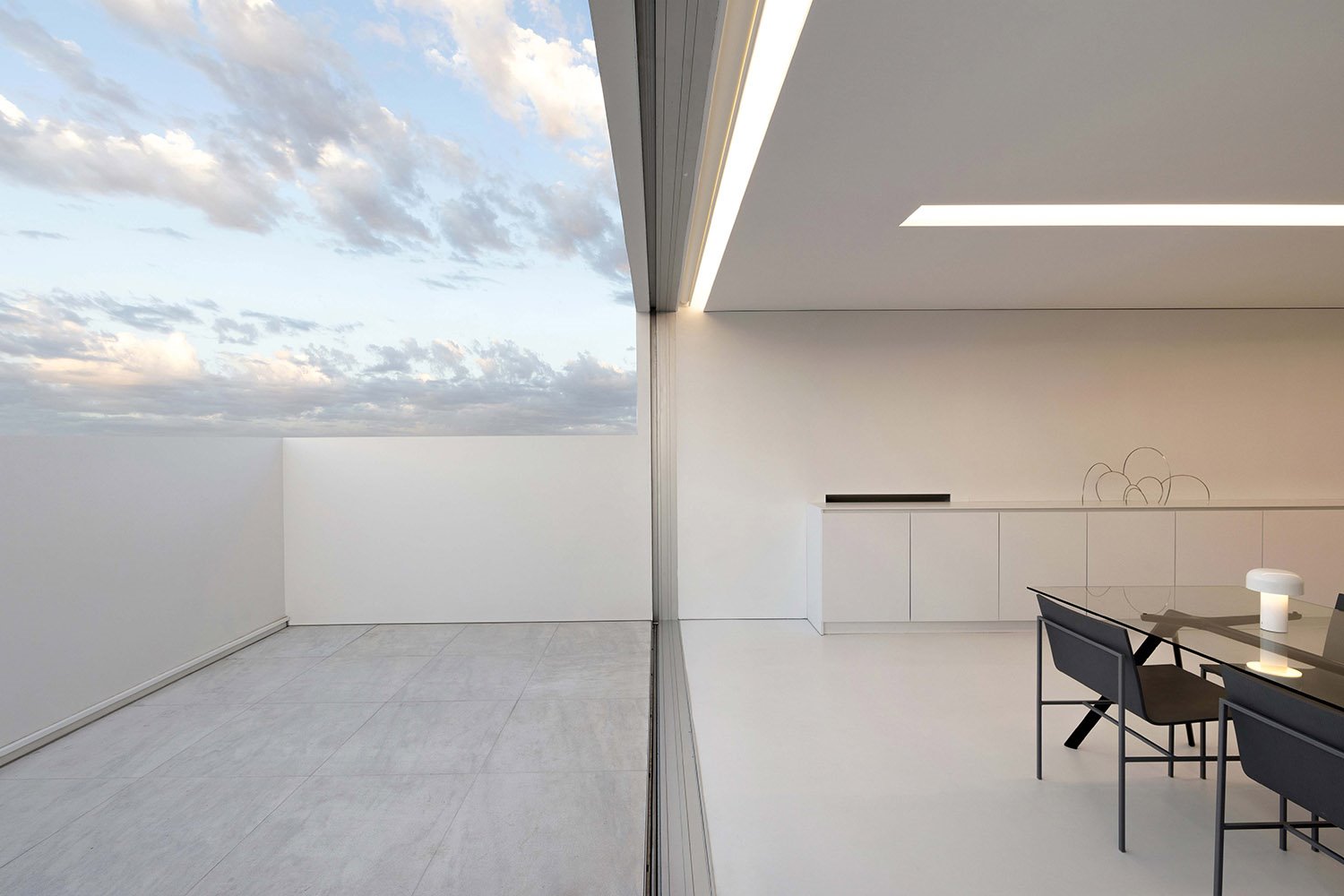 FRAN SILVESTRE ARQUITECTOS ÀTIC BLANC salón a terraza