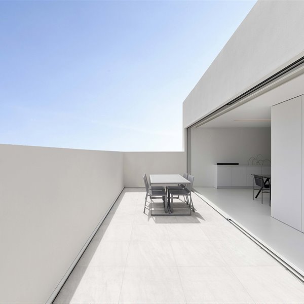 Este ático con terraza de Fran Silvestre es un reducto de luz y paz en el centro de Valencia