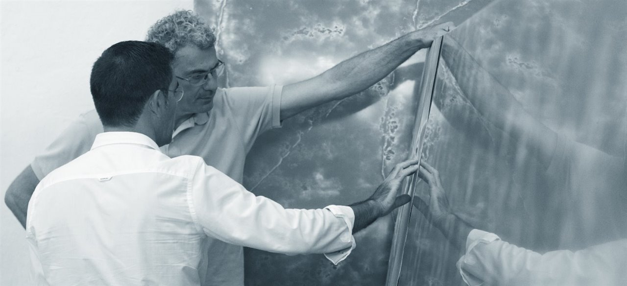 Según Arik Levy “el mundo se trata de personas, no de objetos”. En la imagen, mostrando su obra.