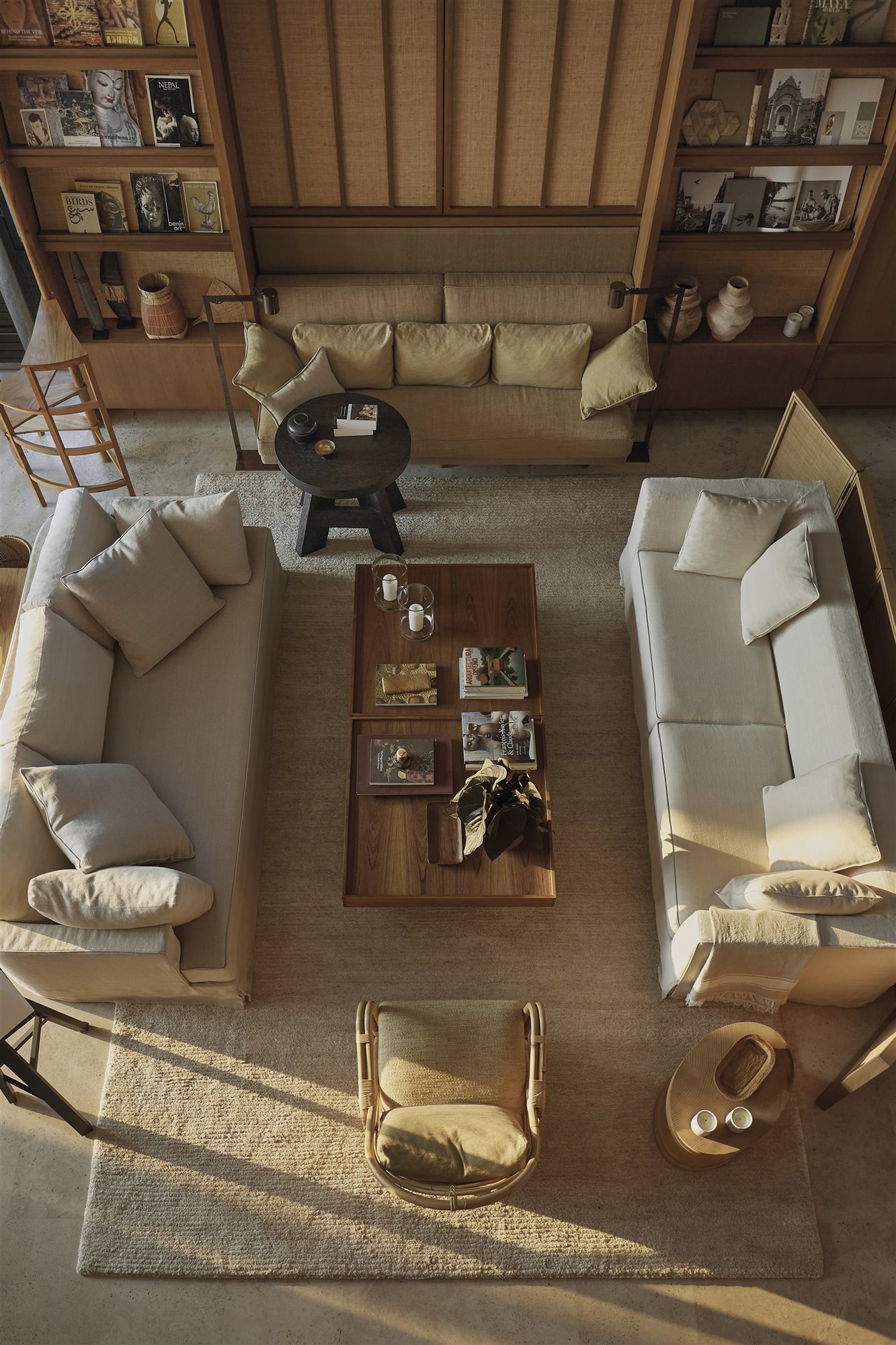 Salon de una casa moderna en Bangkok con sofas de piel