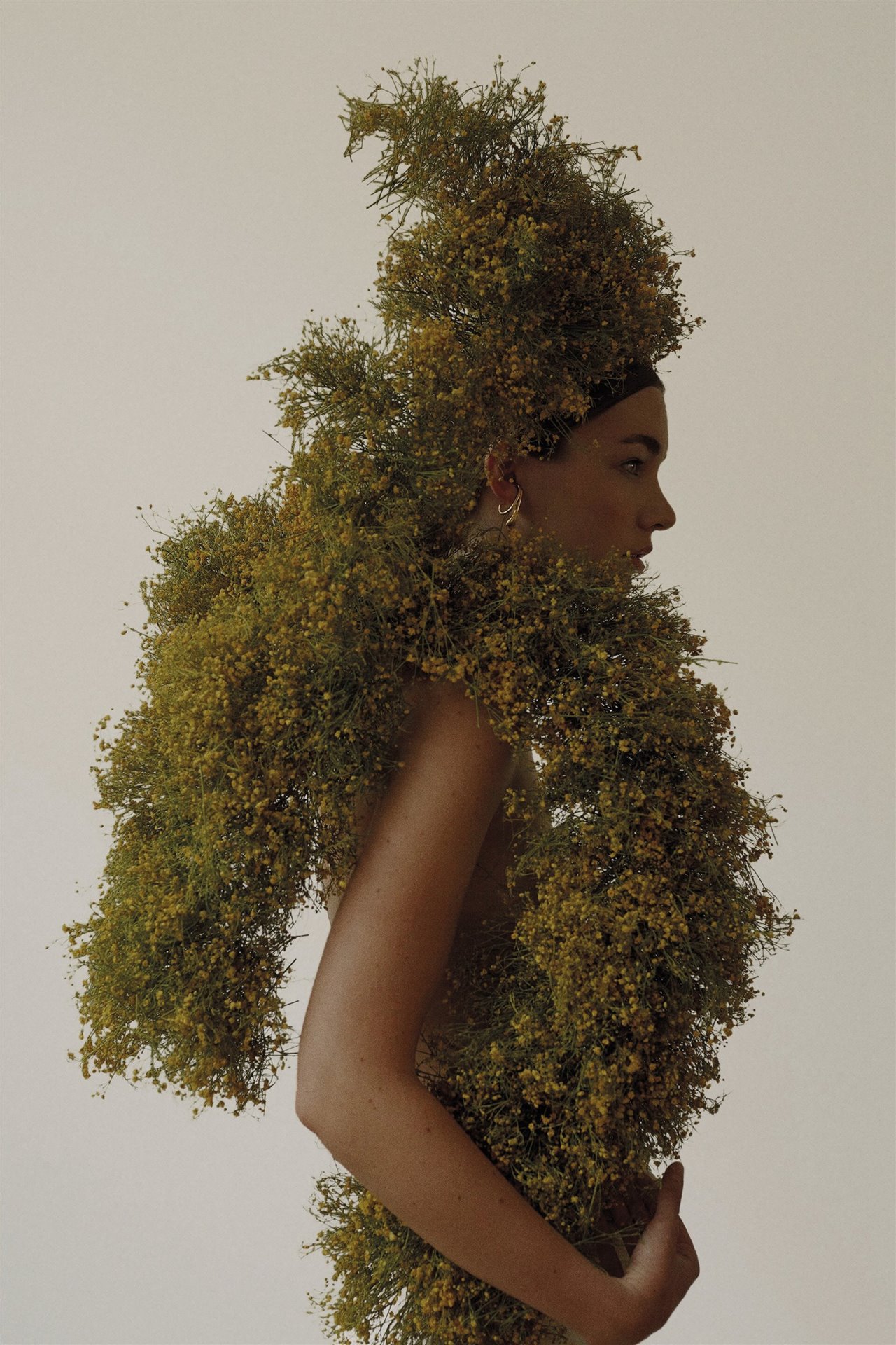 Anne Manns inmortaliza la belleza efímera de la naturaleza a través de sus joyas. En la imagen, la modelo luce los pendientes Pei “vestida” con un arreglo floral.