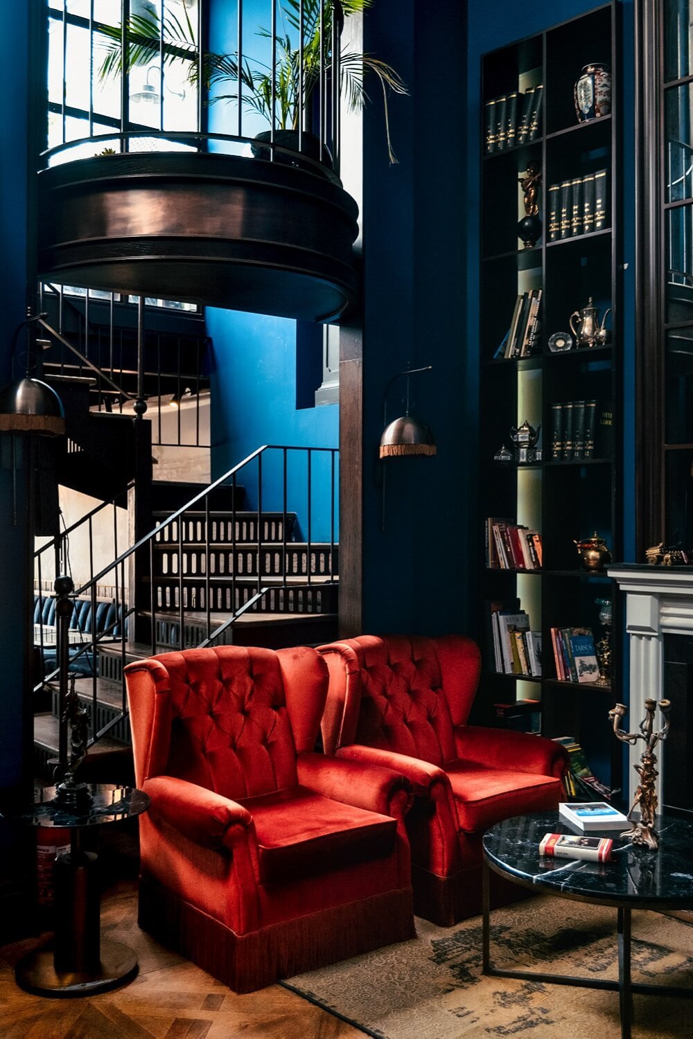Butacas rojas en salón azul y marrón